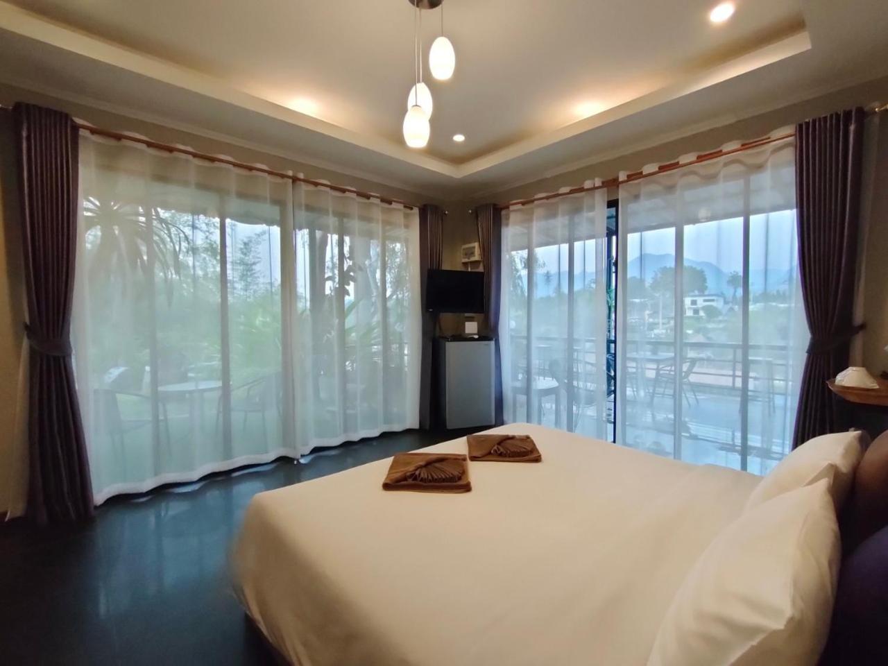 Deluxe King Room with Balcony mountain and river view