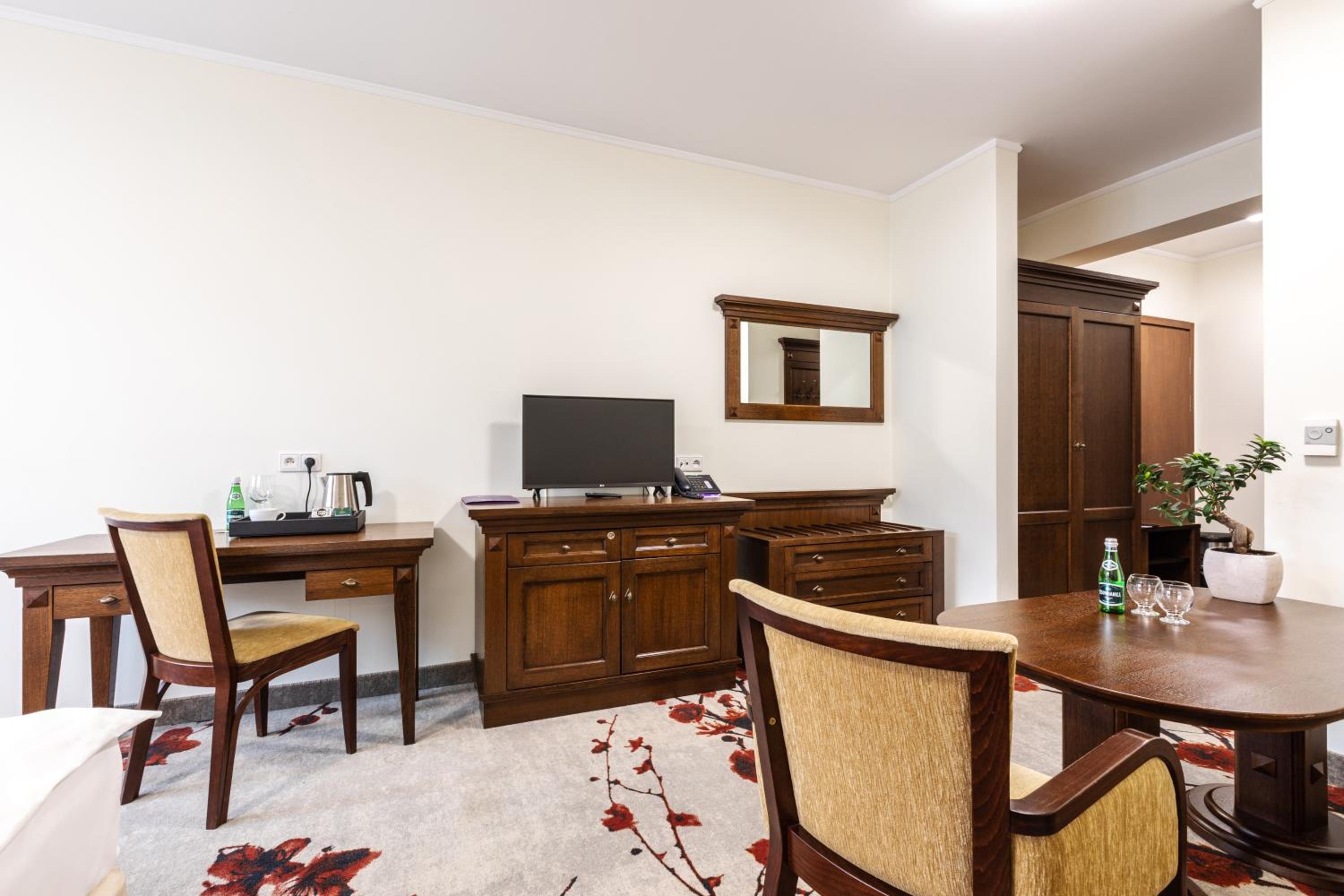 Standard Family Room - Photo 4