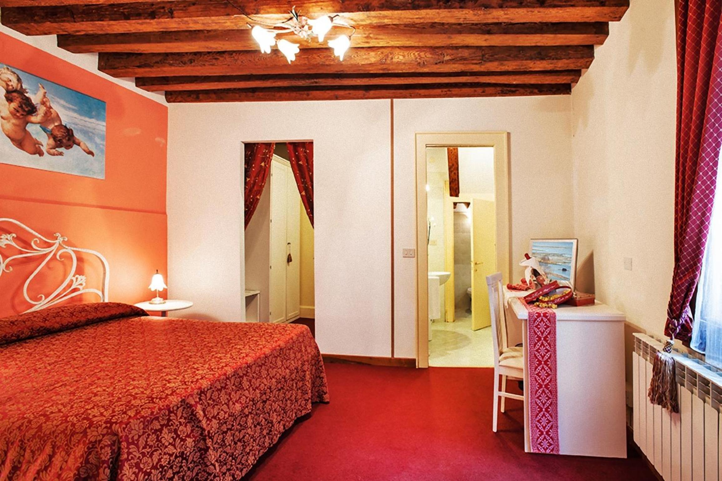 Economy Quadruple Room with Private Bathroom photo 3