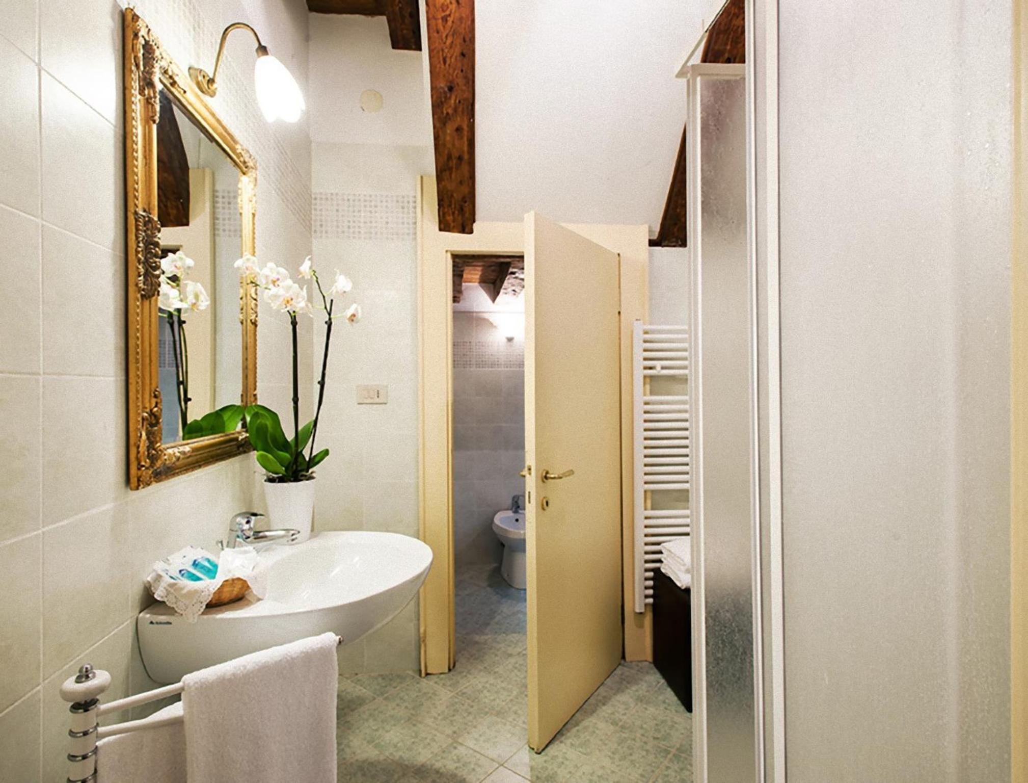 Economy Quadruple Room with Private Bathroom photo 2