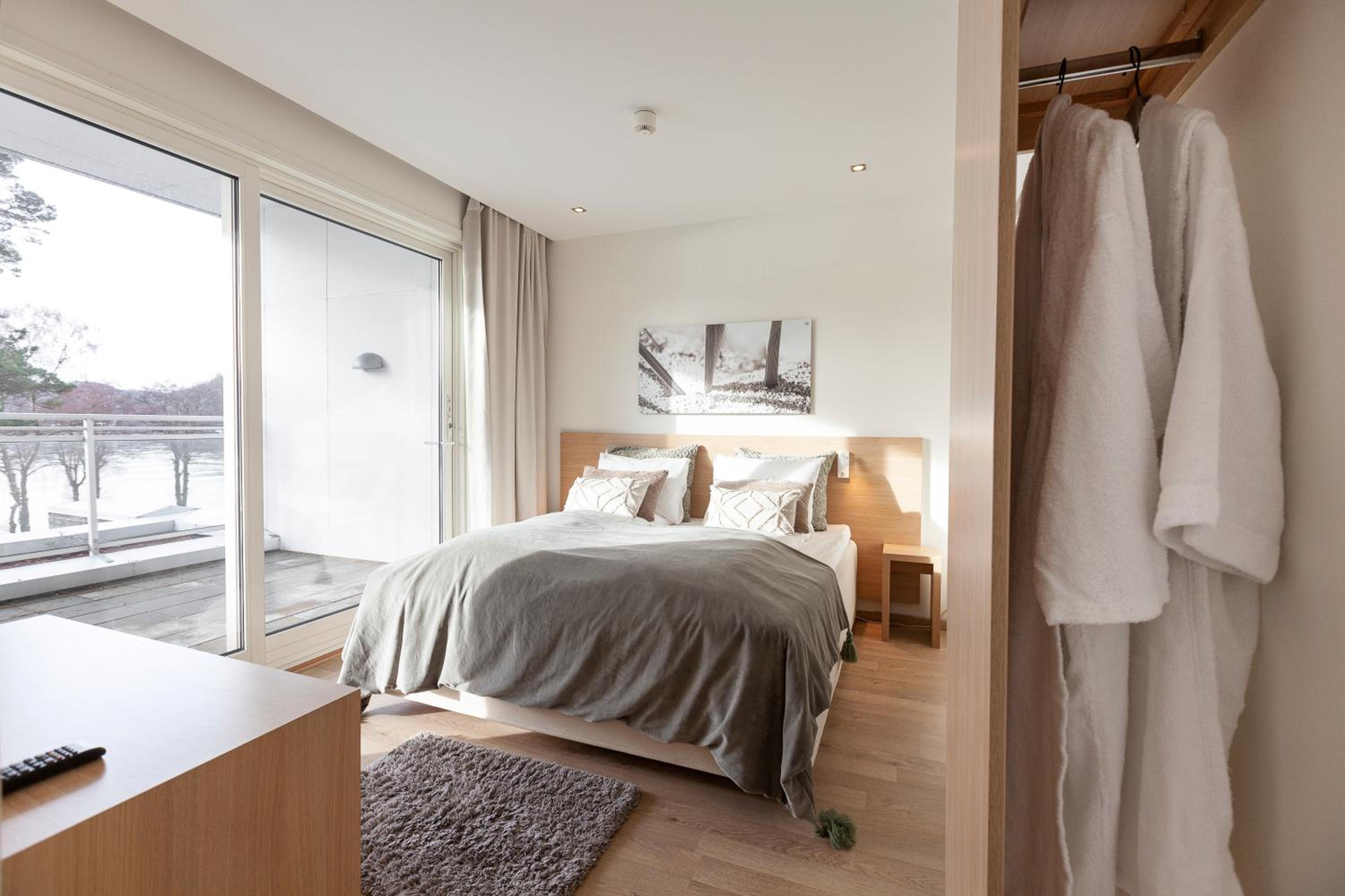 One-Bedroom Suite - Photo 6