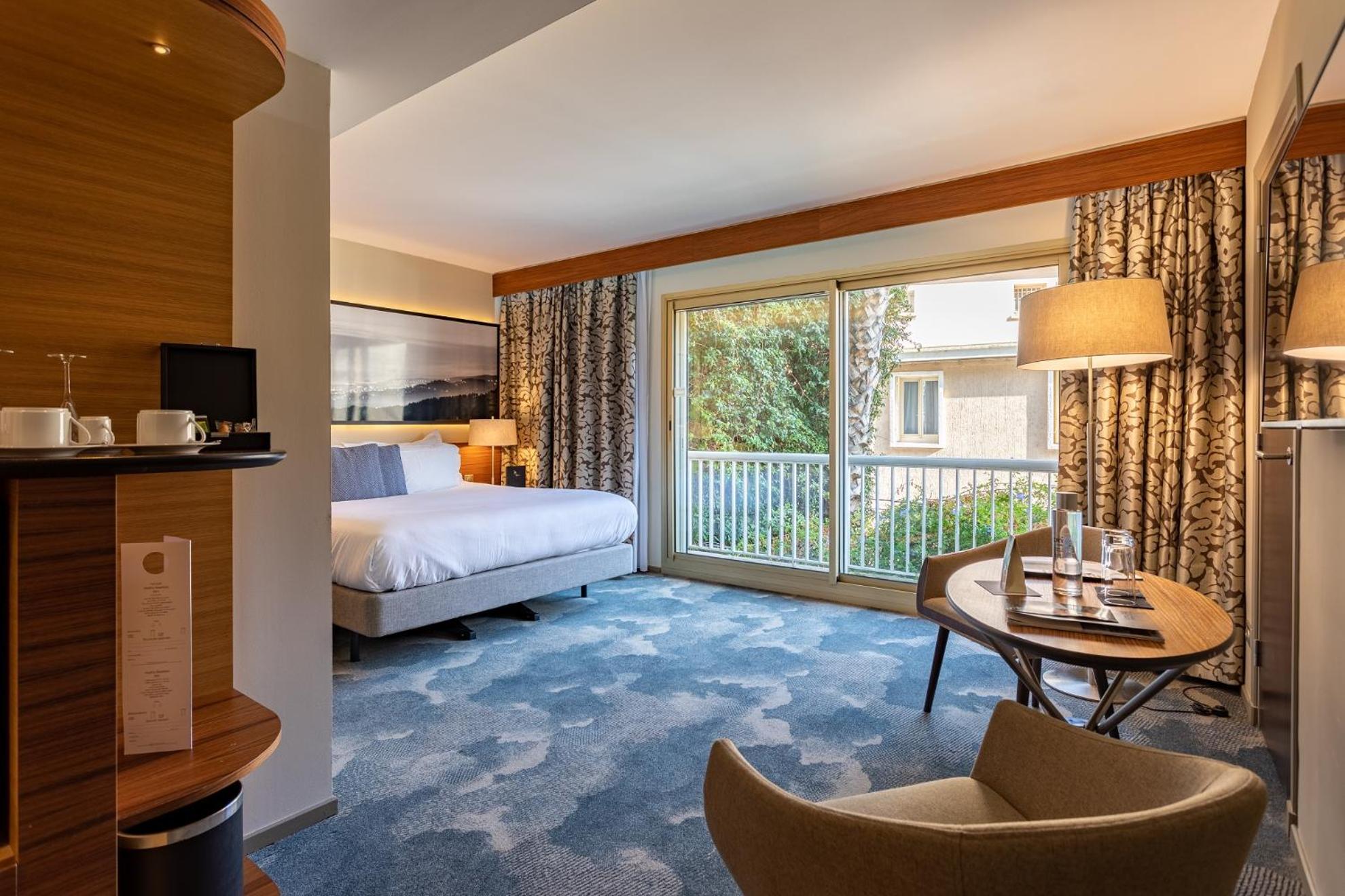 Executive Double Room with Street View - Photo 4