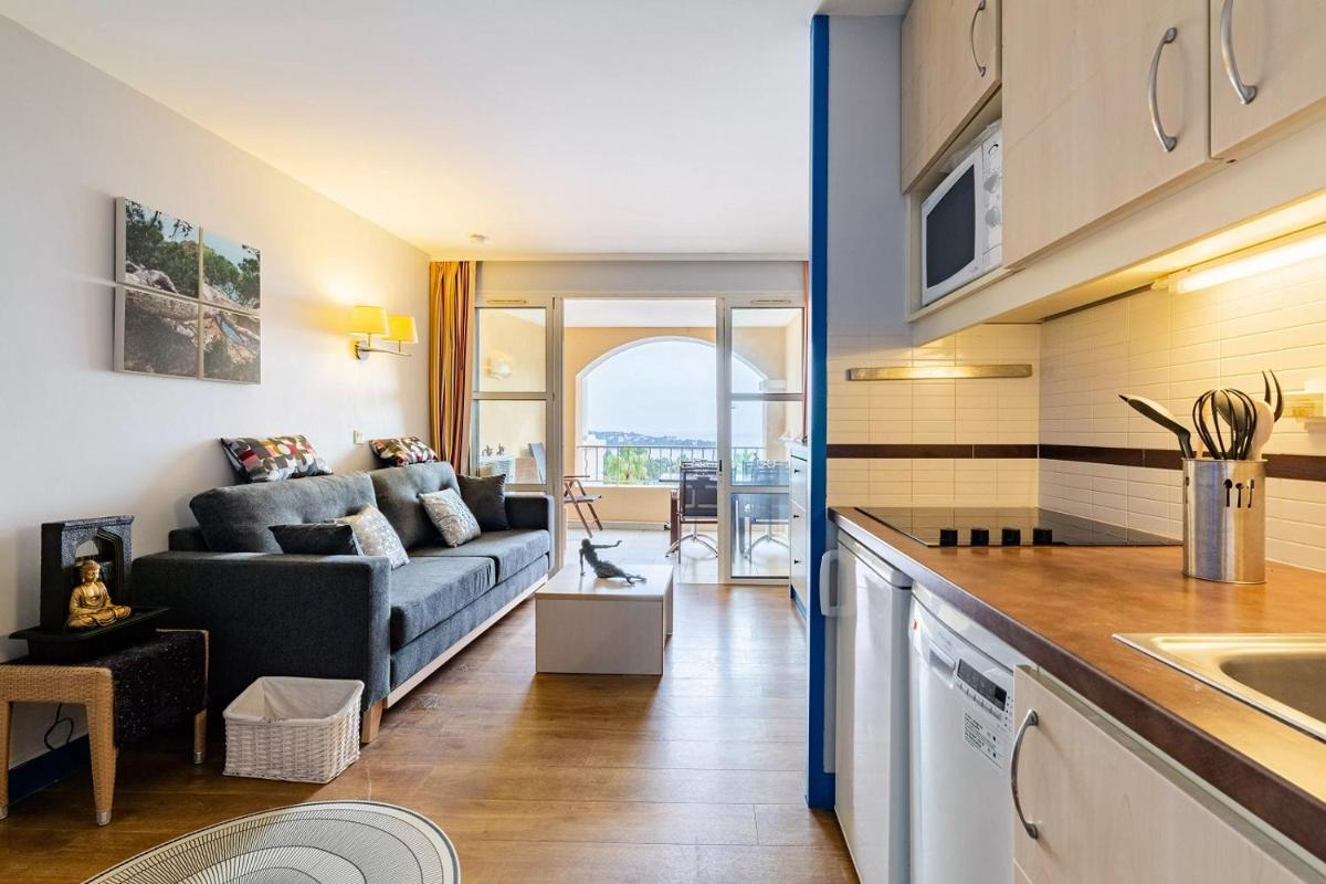 Select One-Bedroom Apartment (4 People)