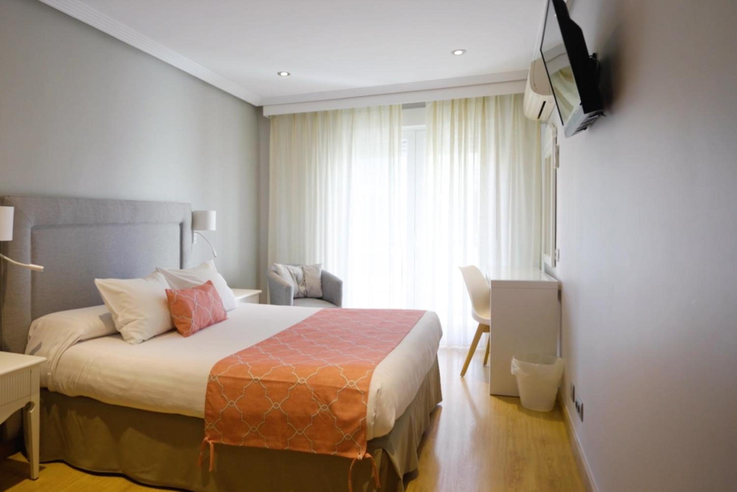 Double Or Twin Room With City View - Photo 3