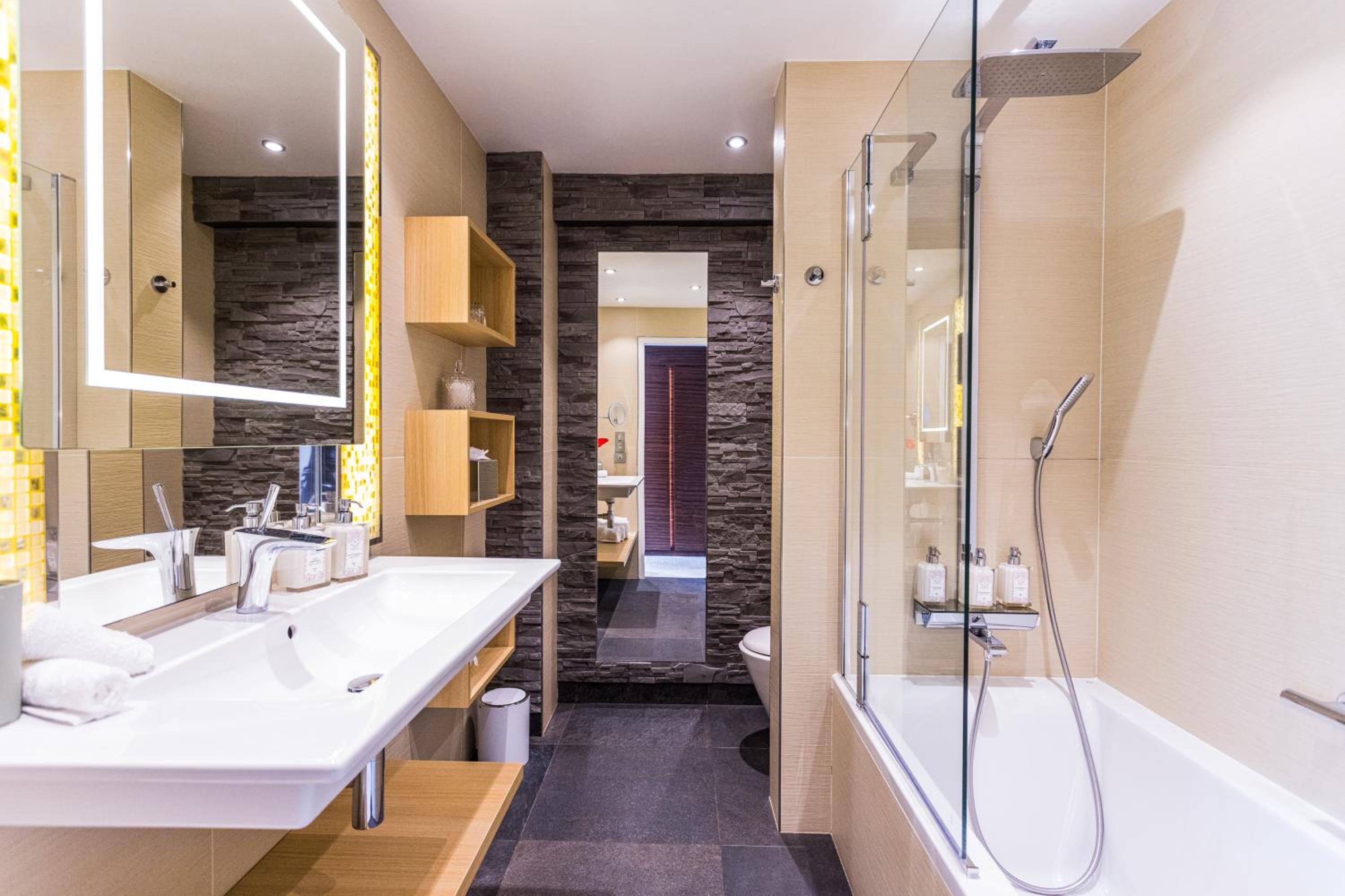 Executive Double Room with Street View - Photo 3