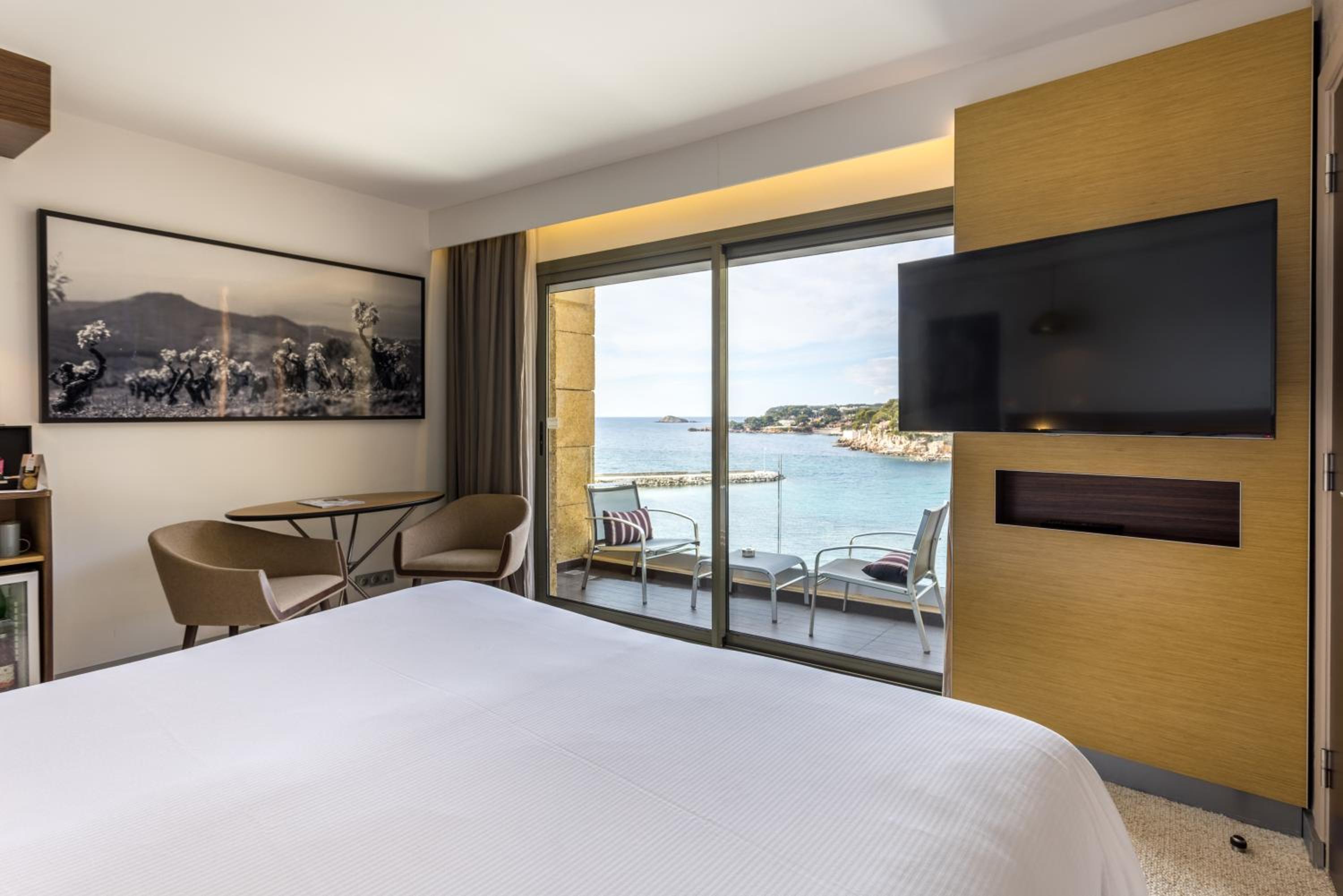 Prestige Double Room with Sea View - Photo 4