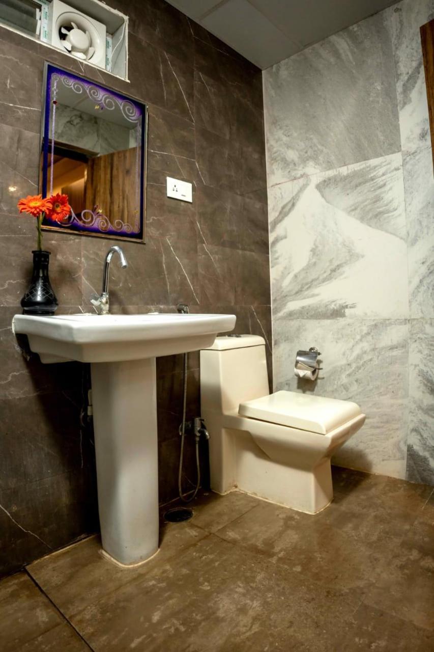 Deluxe King Room - Photo 3