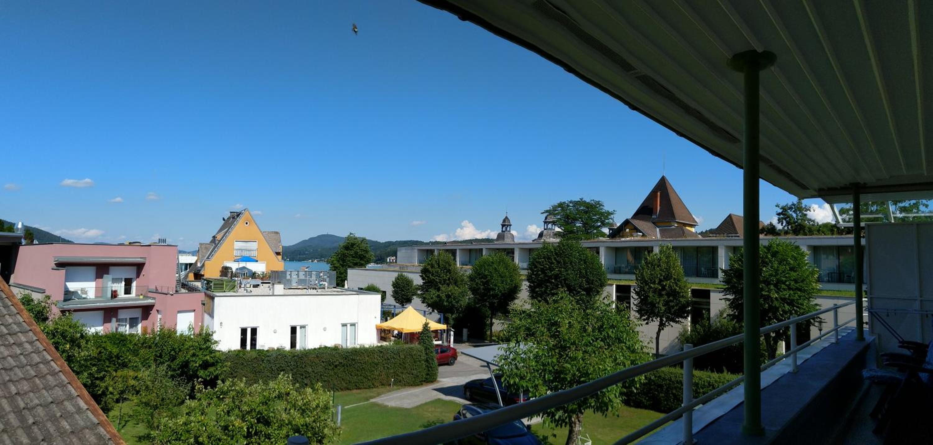 One-Bedroom Apartment with Balcony and Water View photo 2