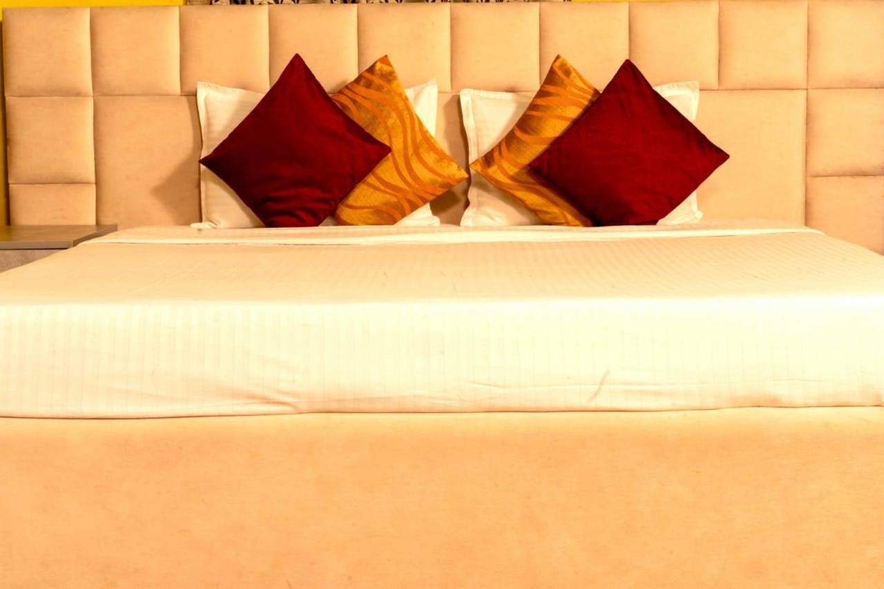 Deluxe King Room - Photo 2