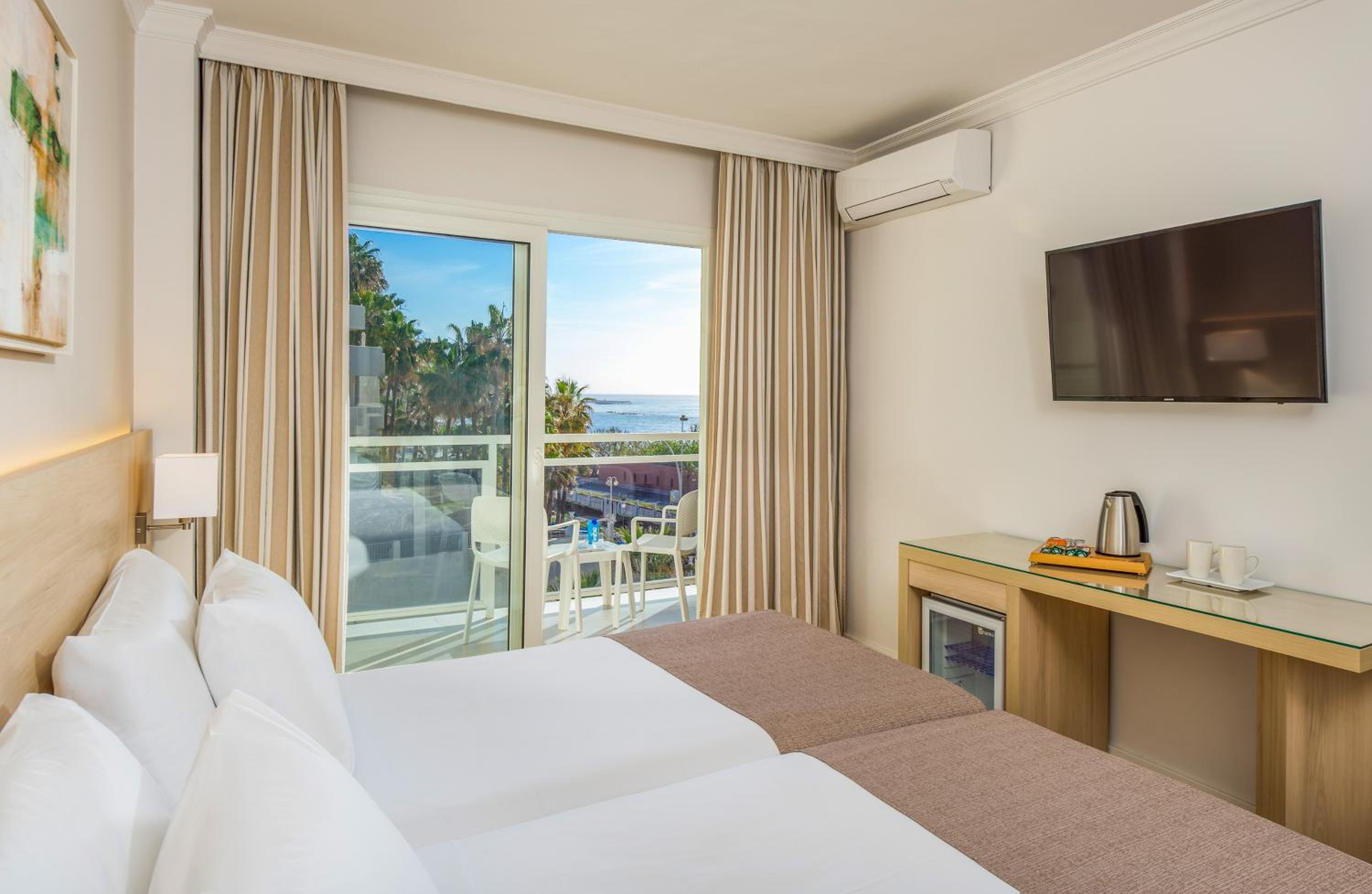 Standard Room with Lateral Sea View