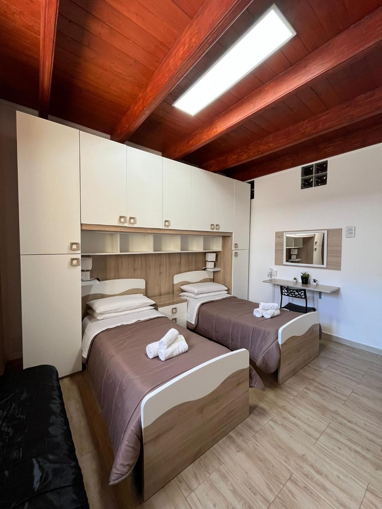Double or Twin Room with Private Bathroom - Photo 4
