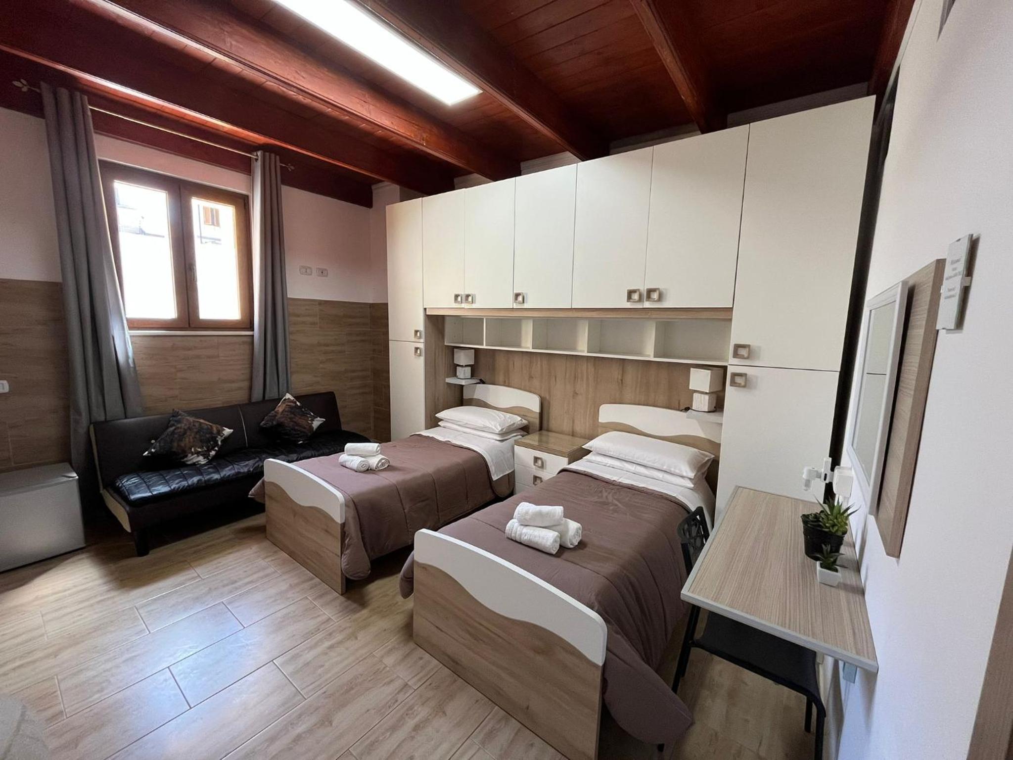 Double or Twin Room with Private Bathroom - Photo 2