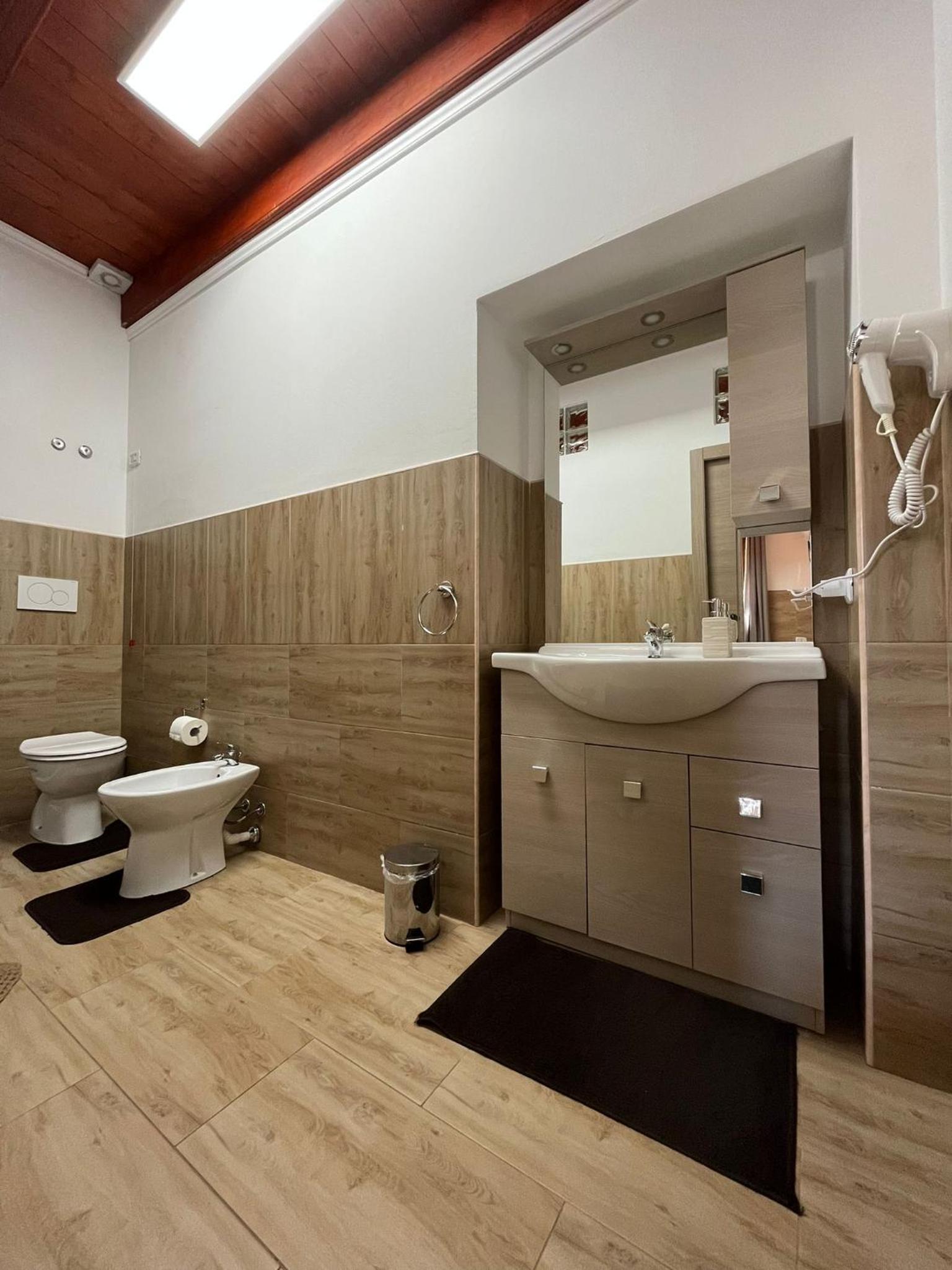 Double or Twin Room with Private Bathroom - Photo 3