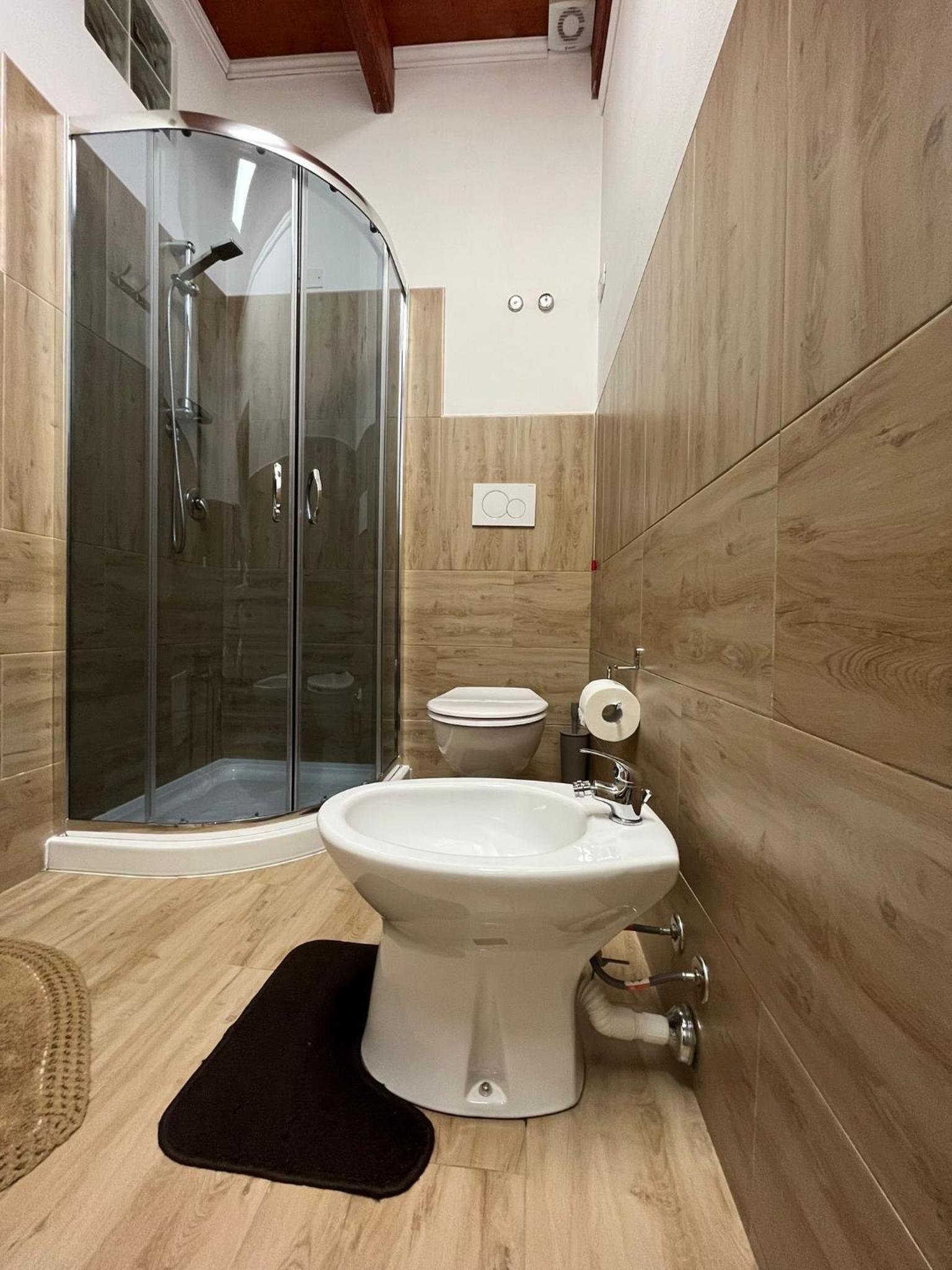 Double or Twin Room with Private Bathroom - Photo 5