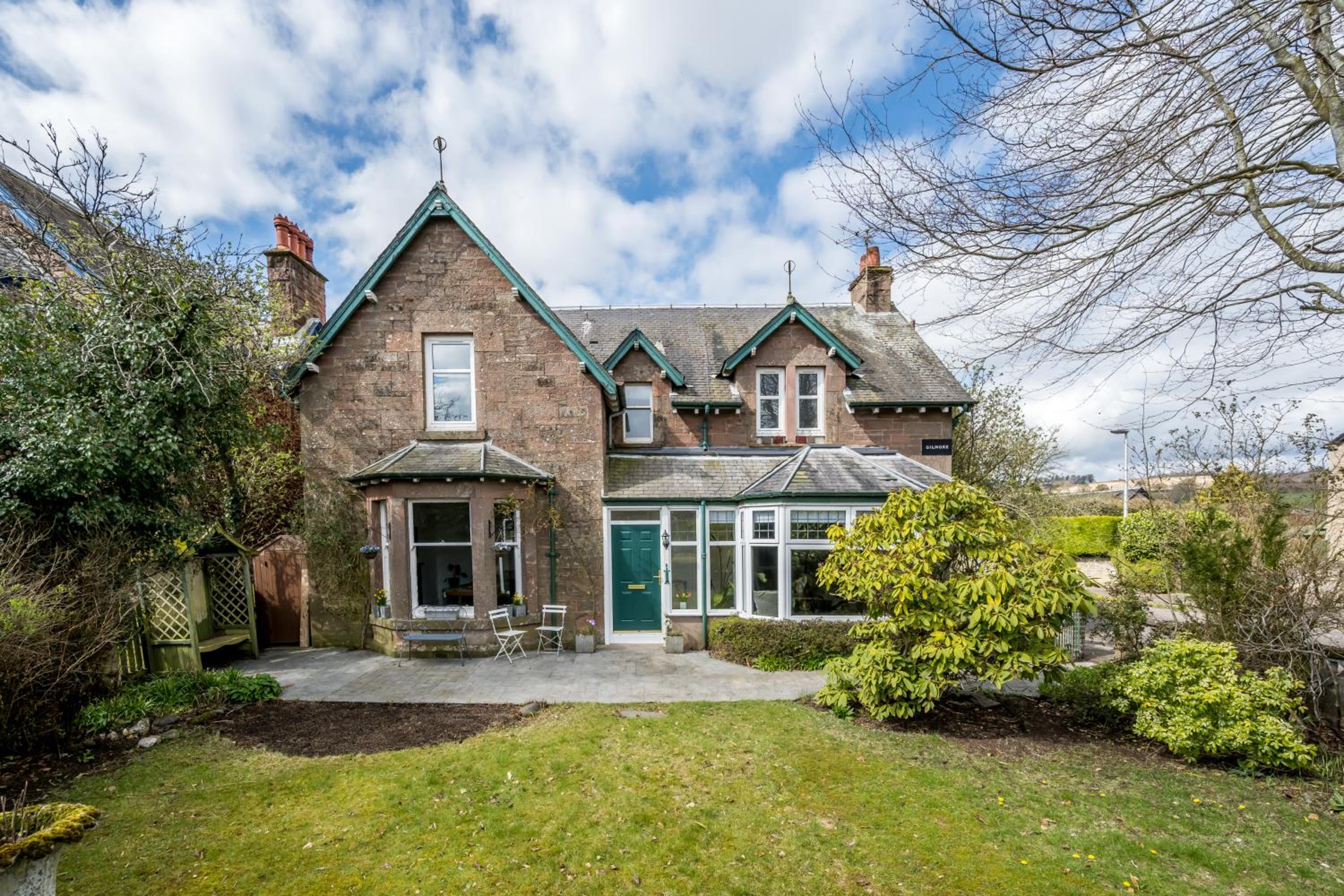Five-Bedroom House photo 2
