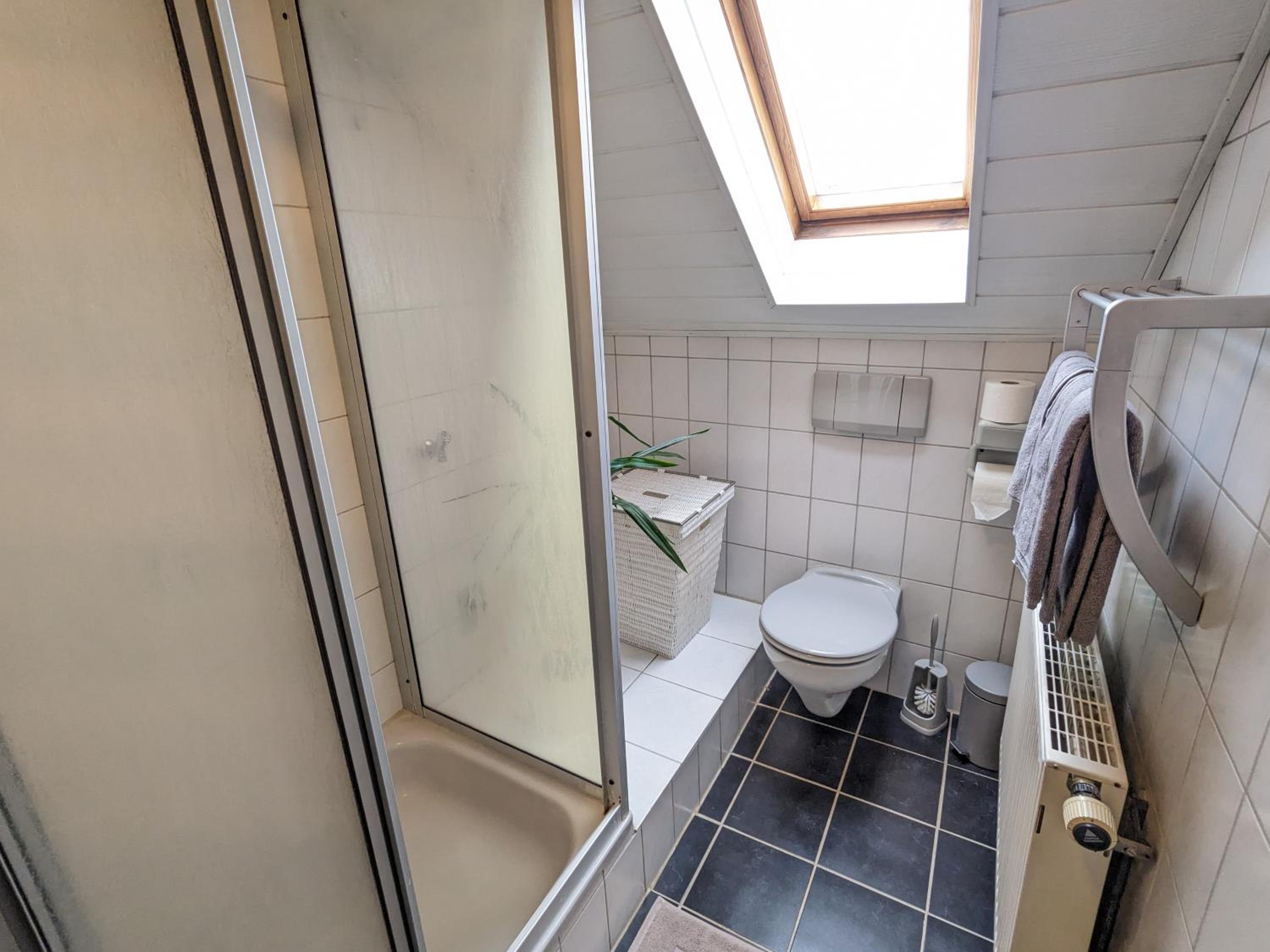 One-Bedroom Apartment with Shower photo 2