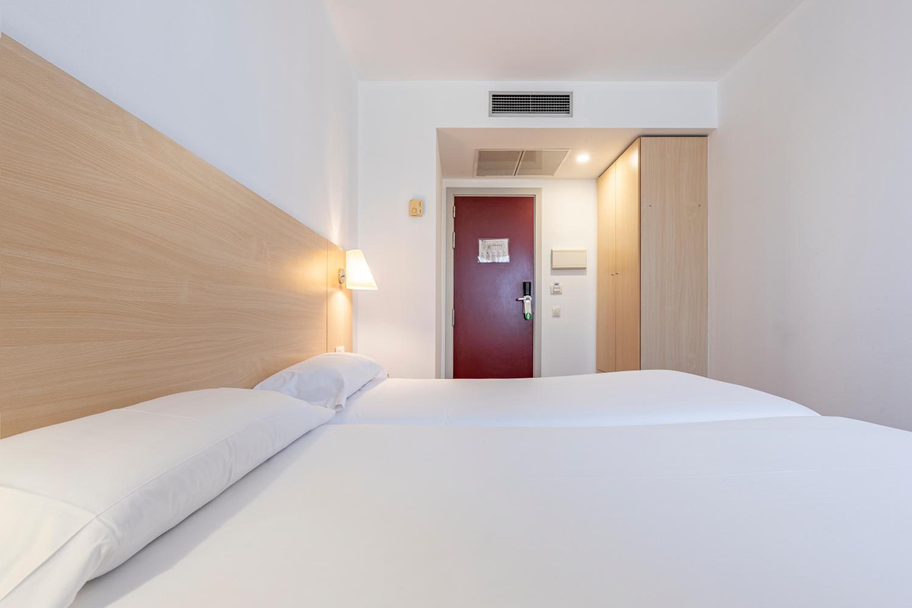 Twin Room - Photo 7