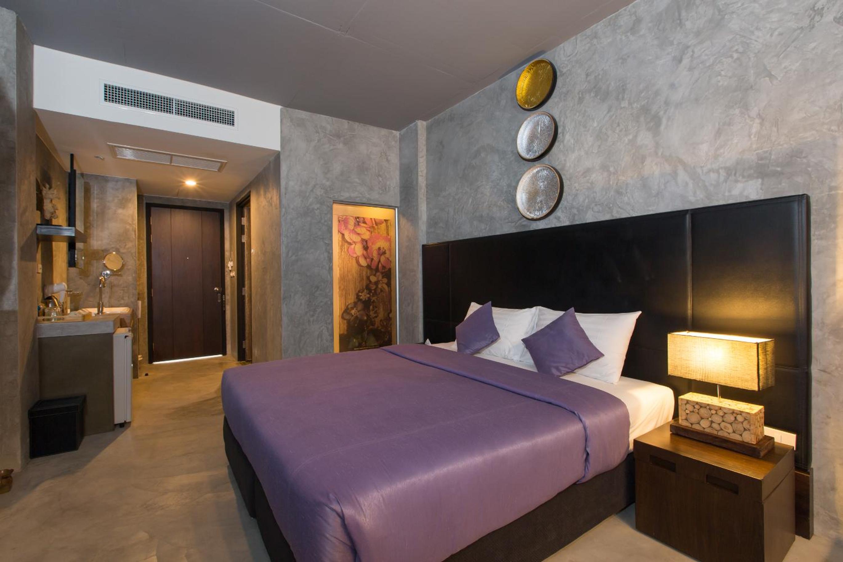 Superior King Room with Partial Sea View