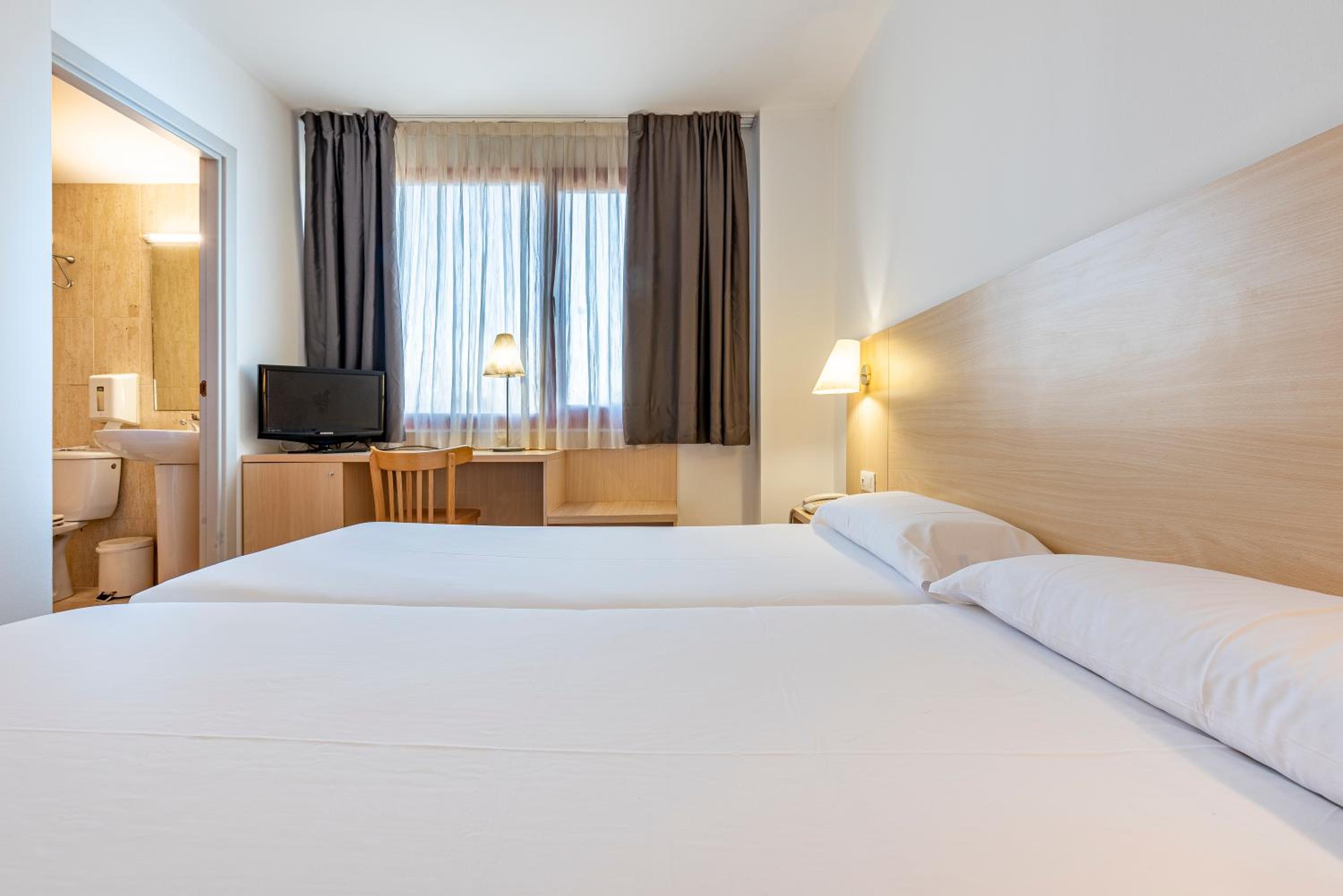 Twin Room - Photo 8