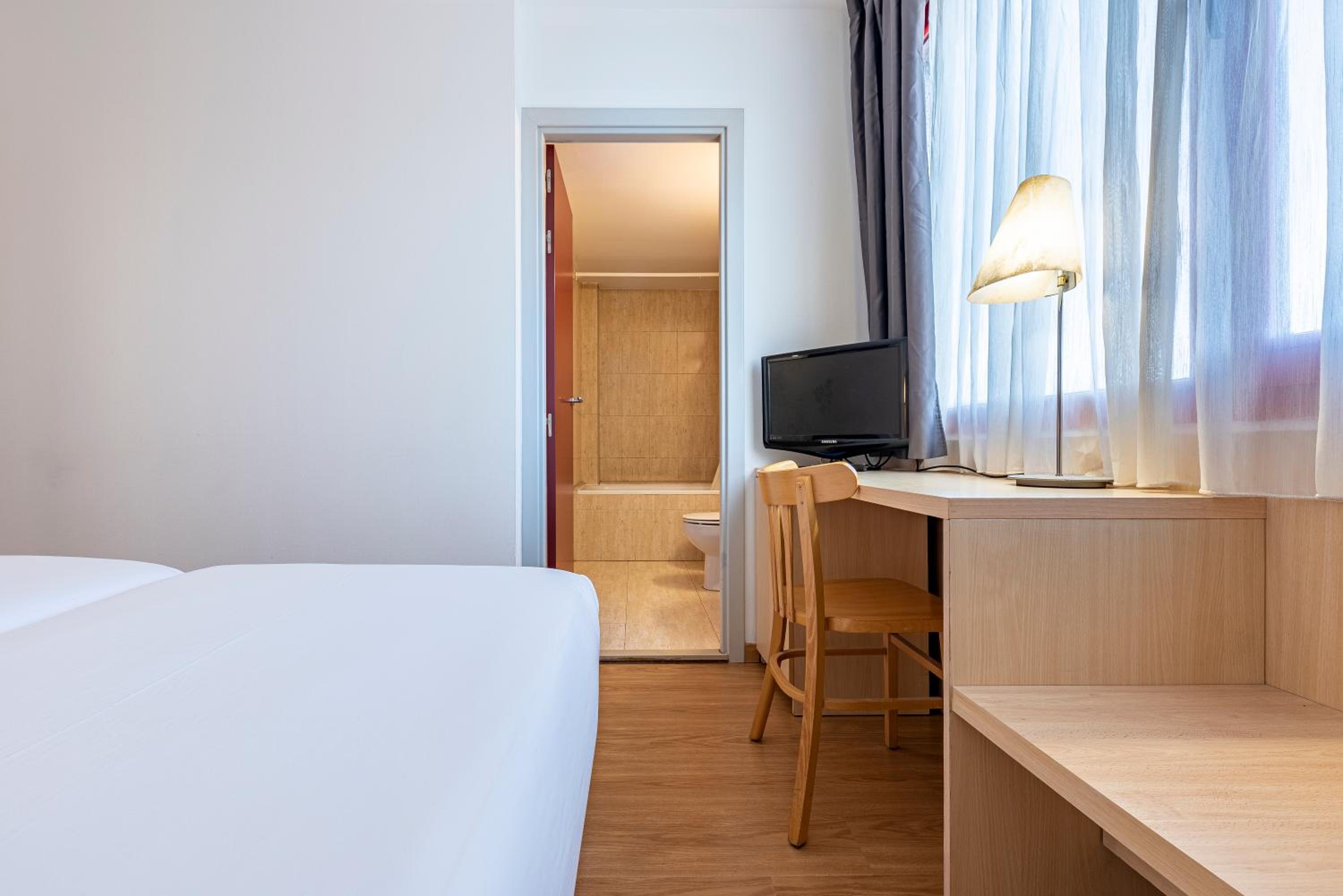Twin Room - Photo 9