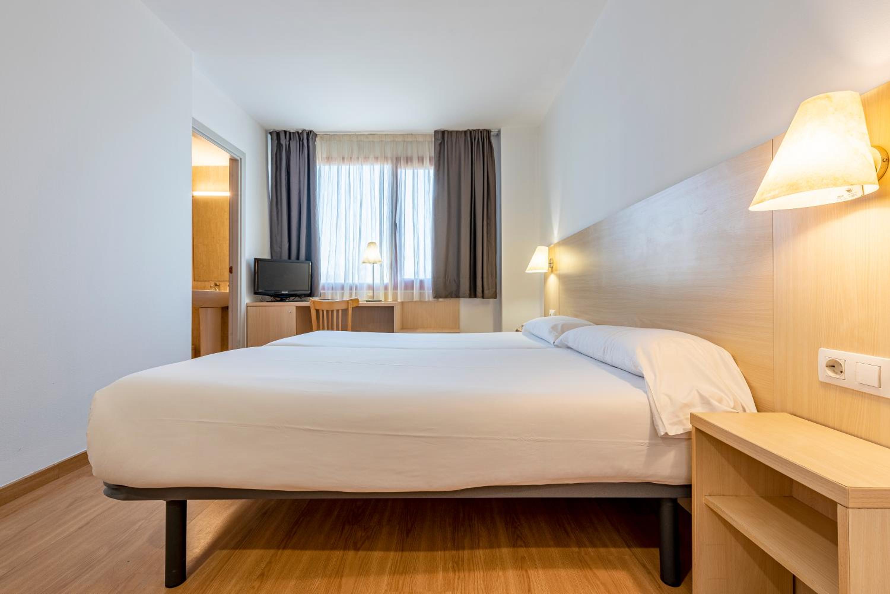 Twin Room - Photo 10