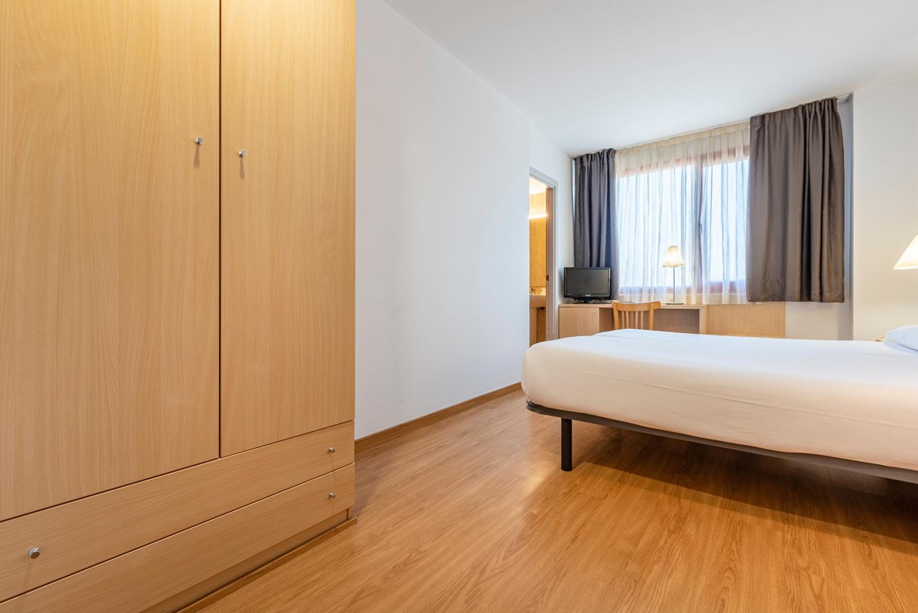 Twin Room - Photo 11