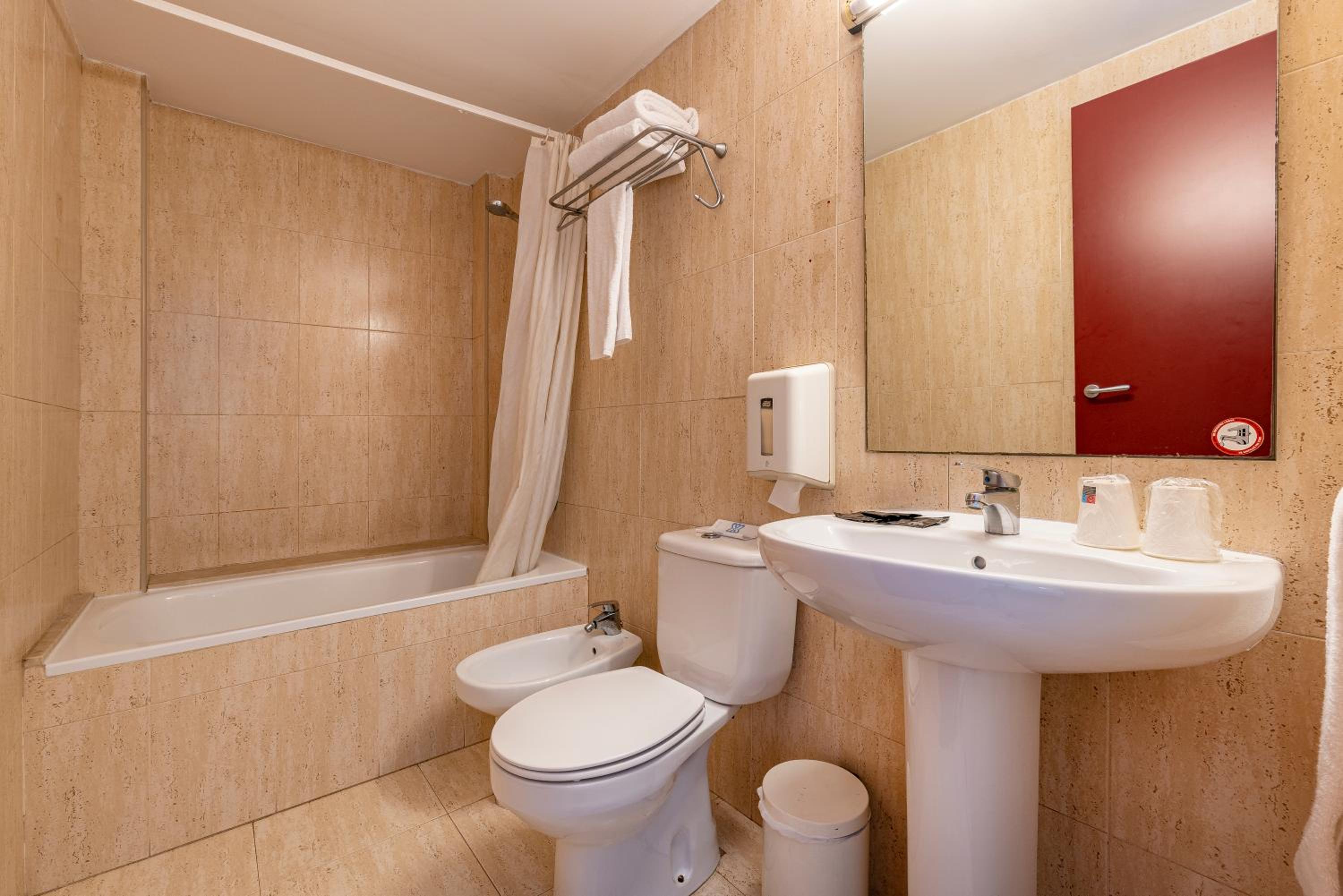 Twin Room - Photo 3