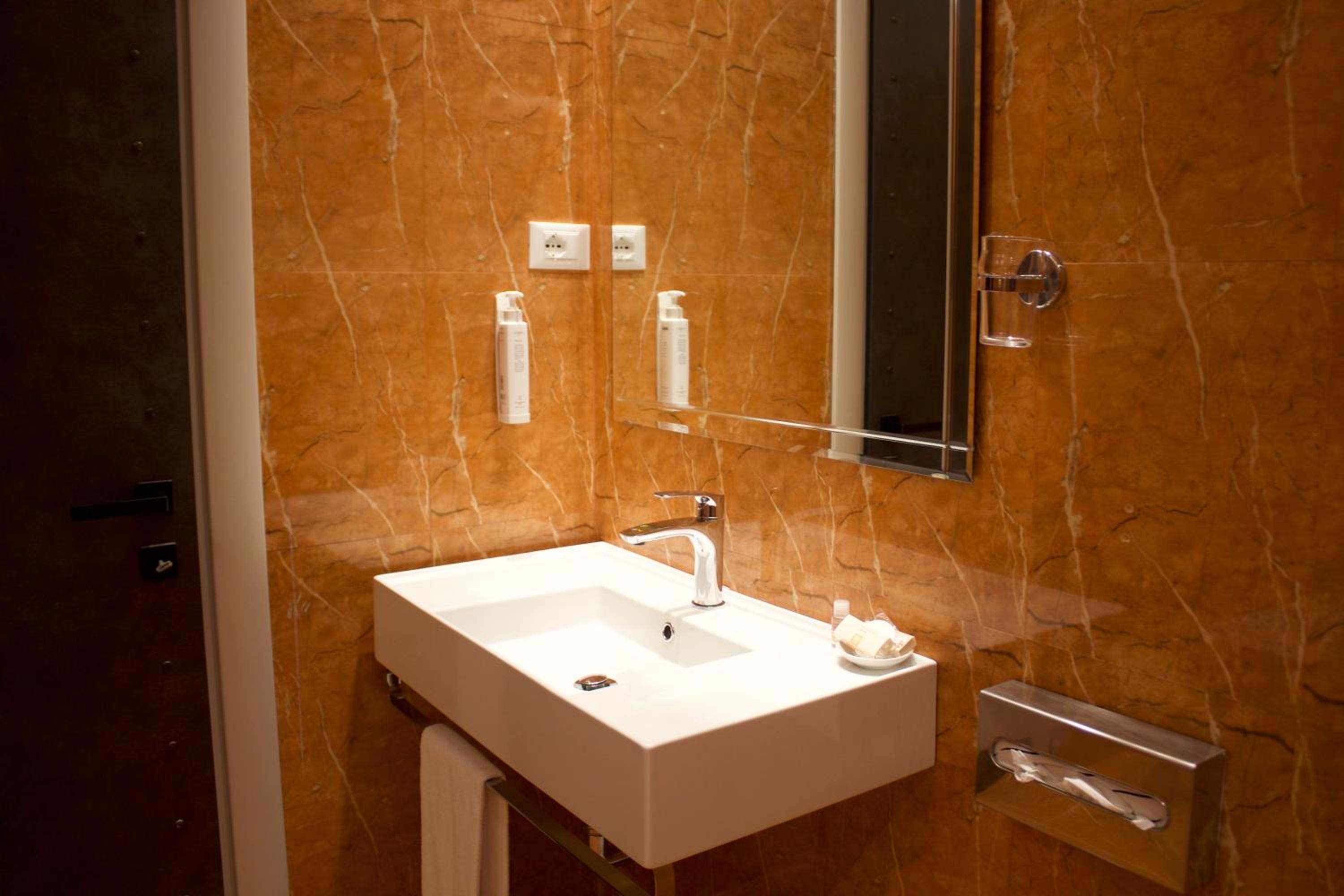 Deluxe Double or Twin Room with Side Sea View photo 3