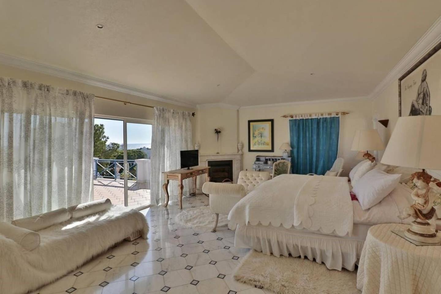 Five-Bedroom Villa photo 1