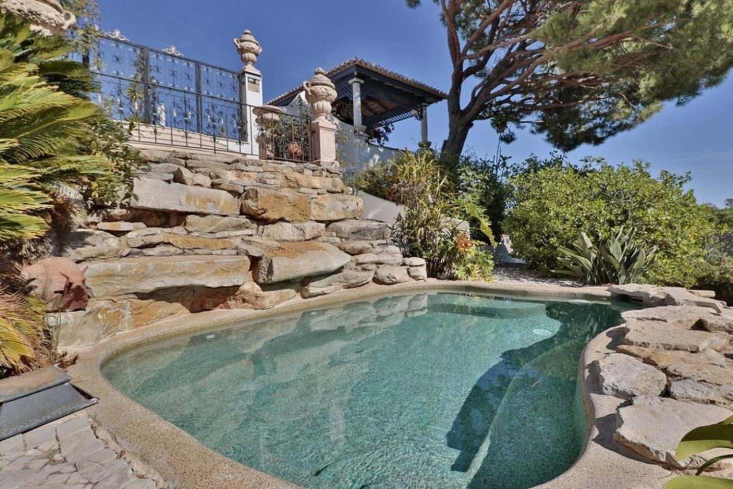 Five-Bedroom Villa photo 3