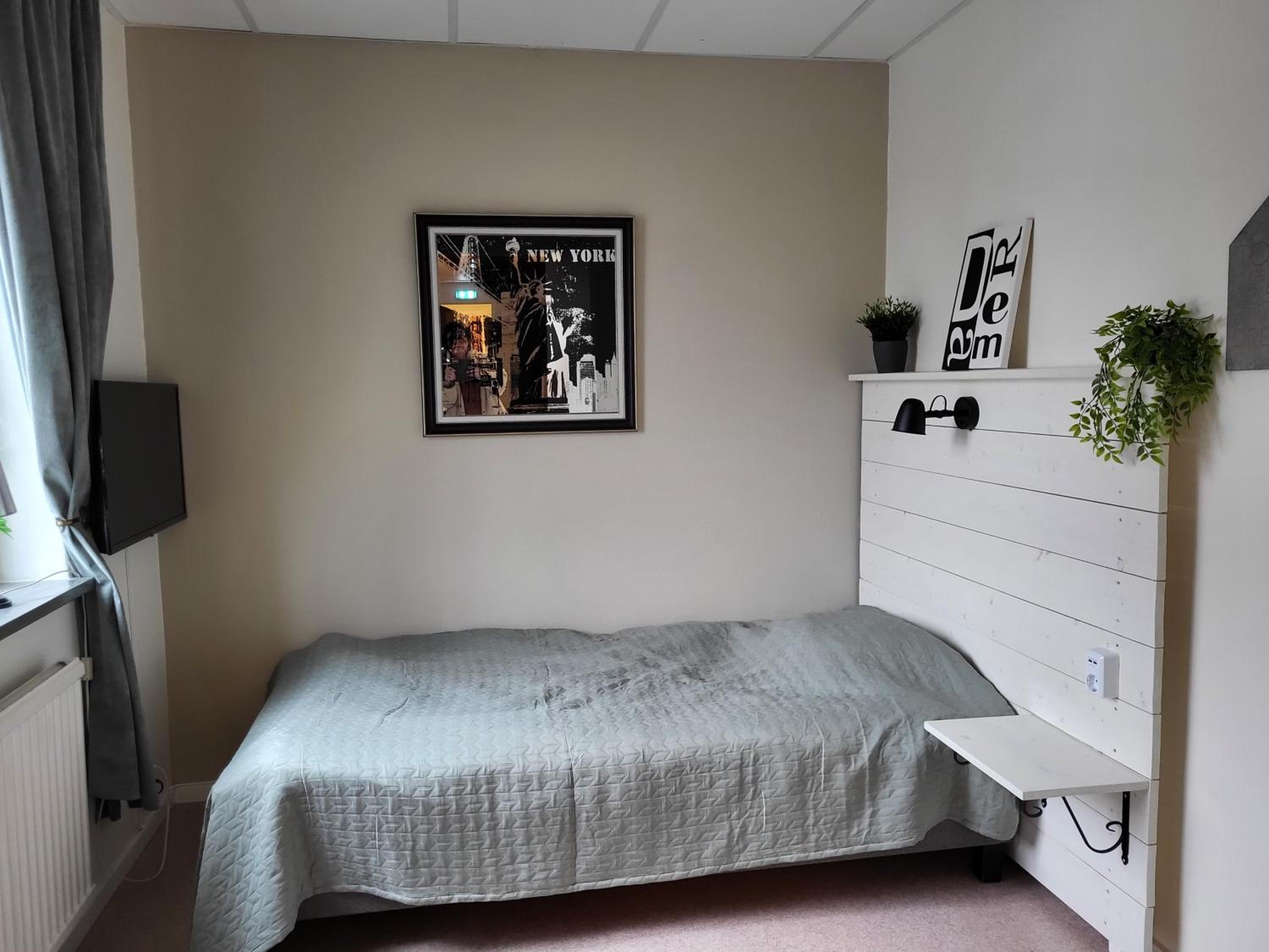 Standard Single Room with Shared Bathroom photo 2