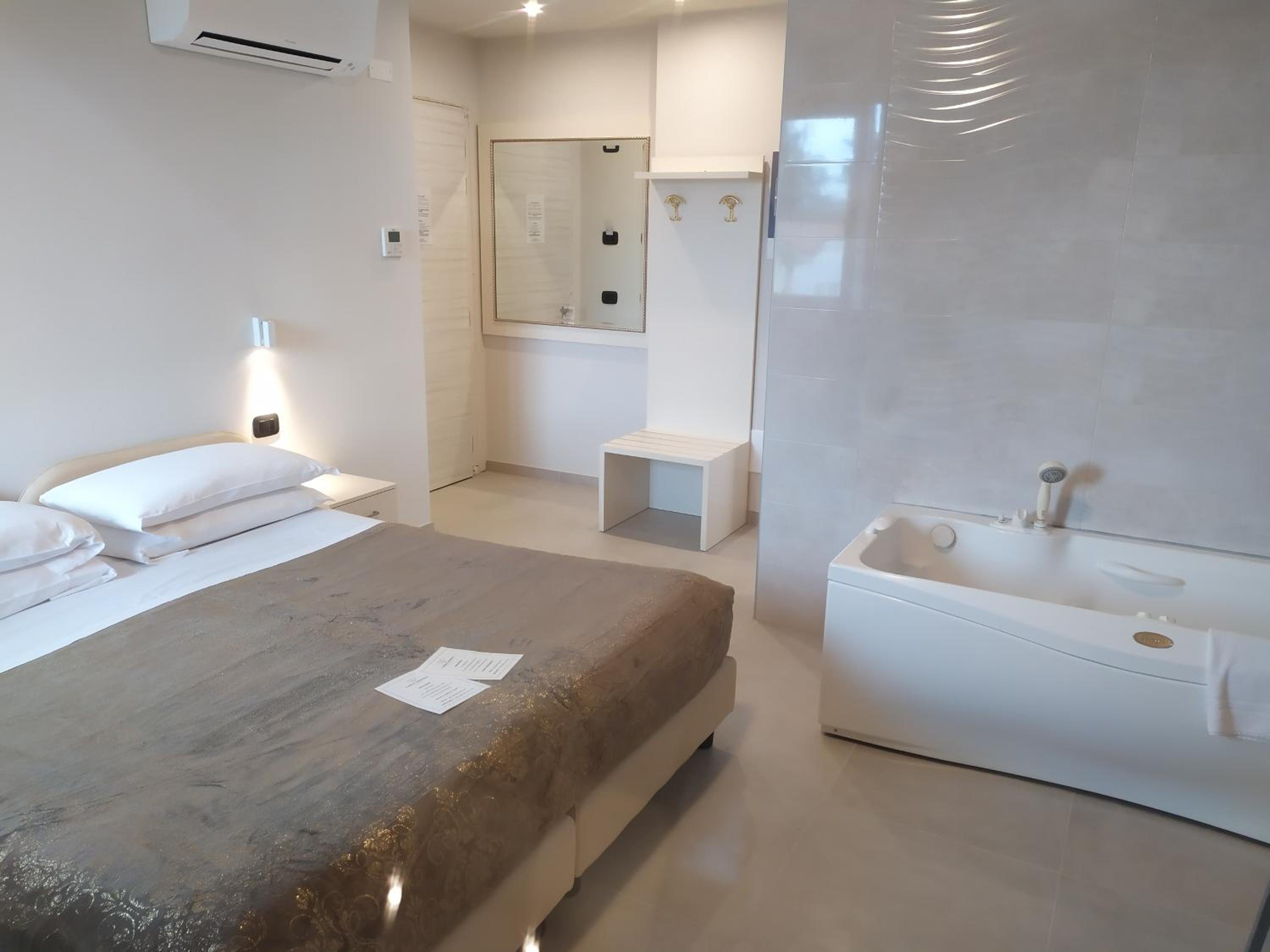 Double Room with Spa Bath photo 1