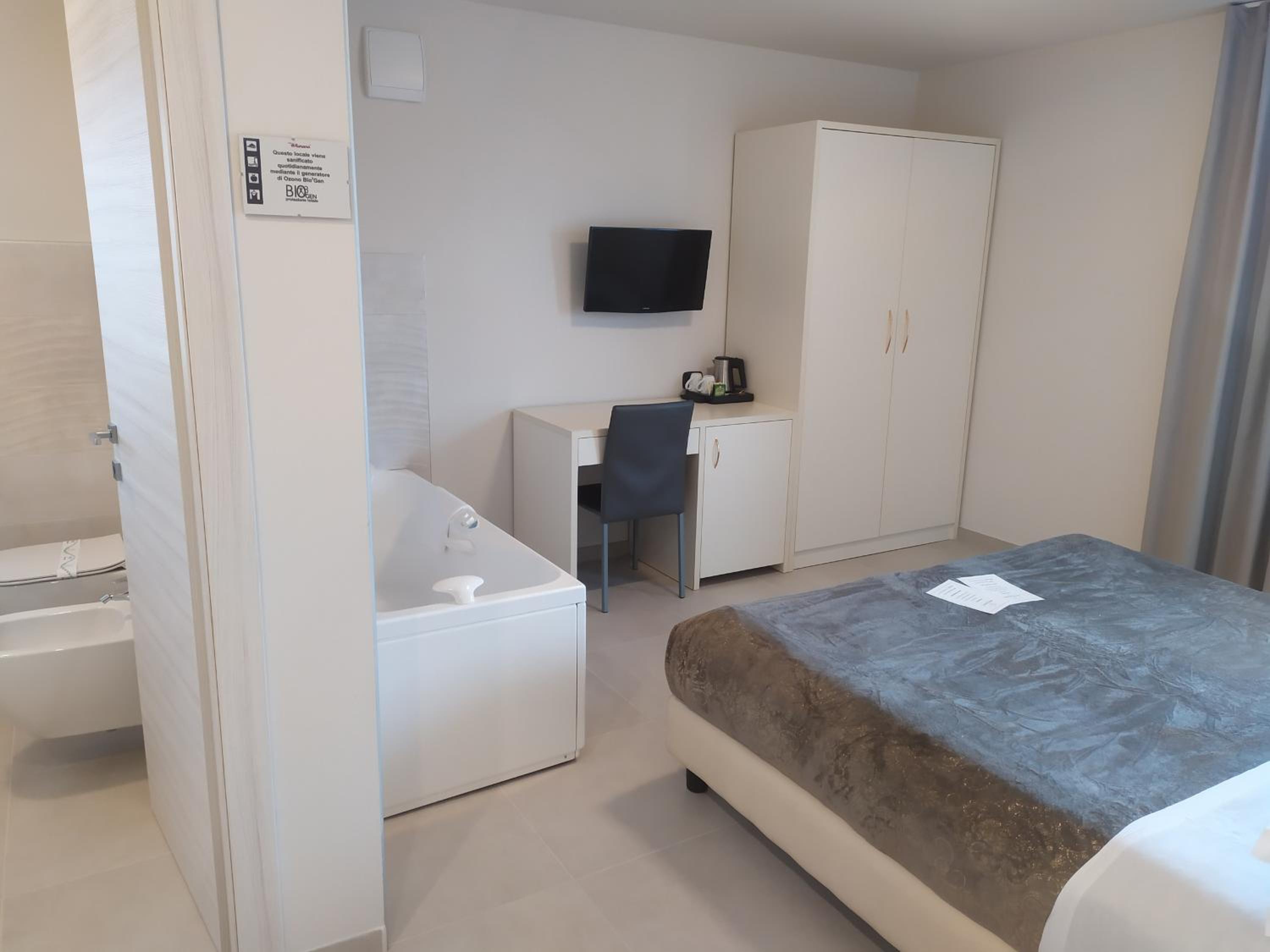 Double Room with Spa Bath photo 3