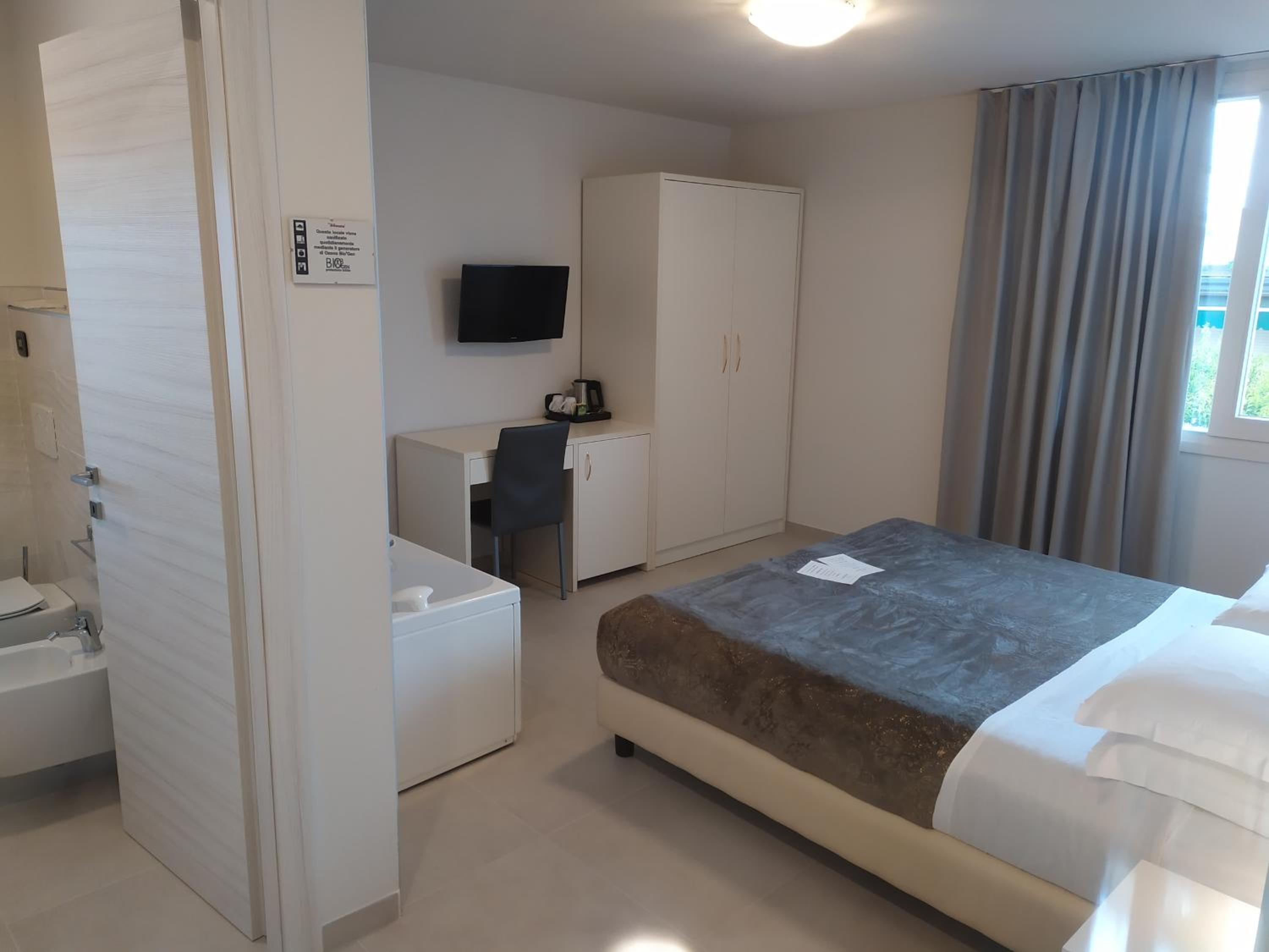 Double Room with Spa Bath photo 2