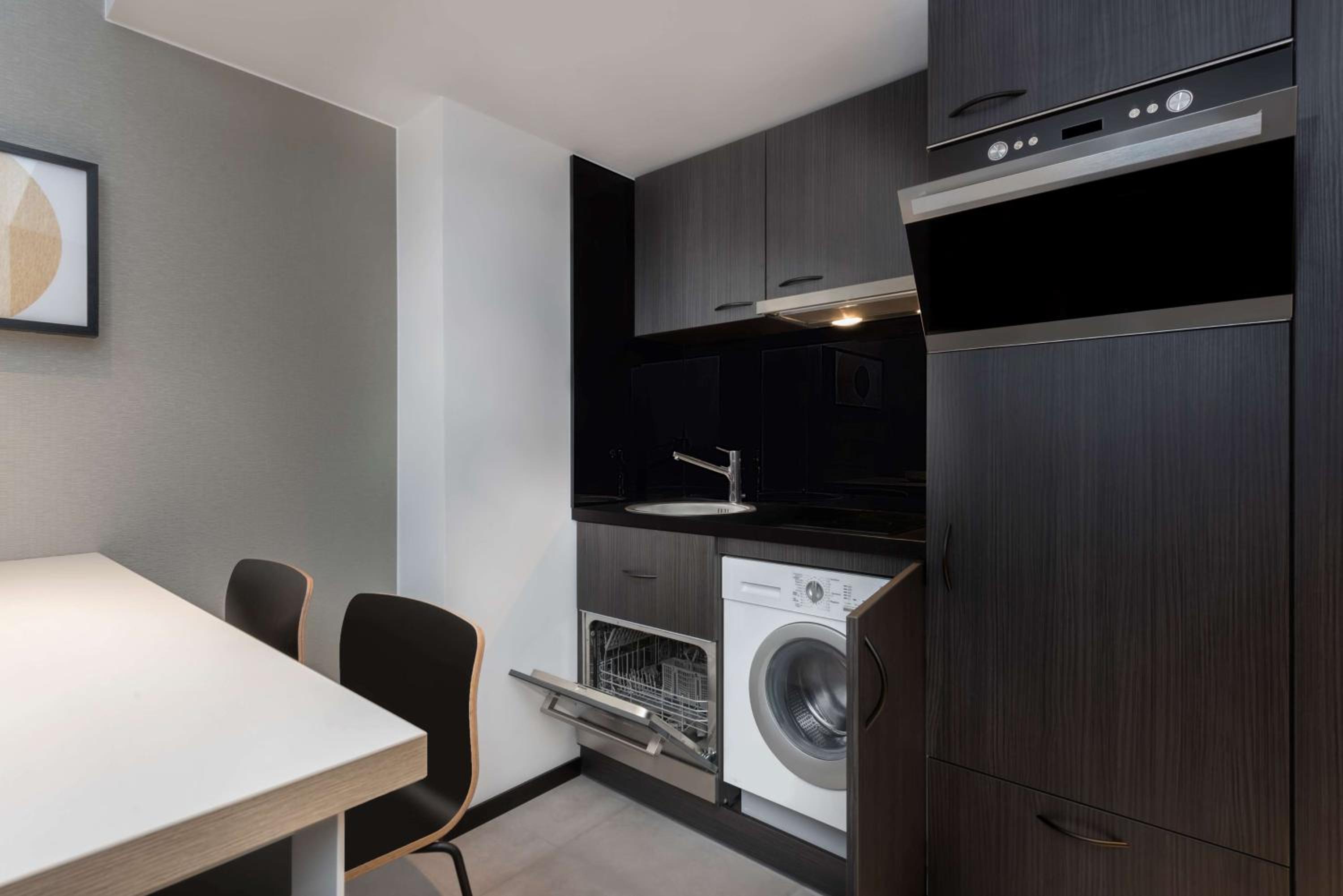 Premier One-Bedroom Apartment thumbnail 5