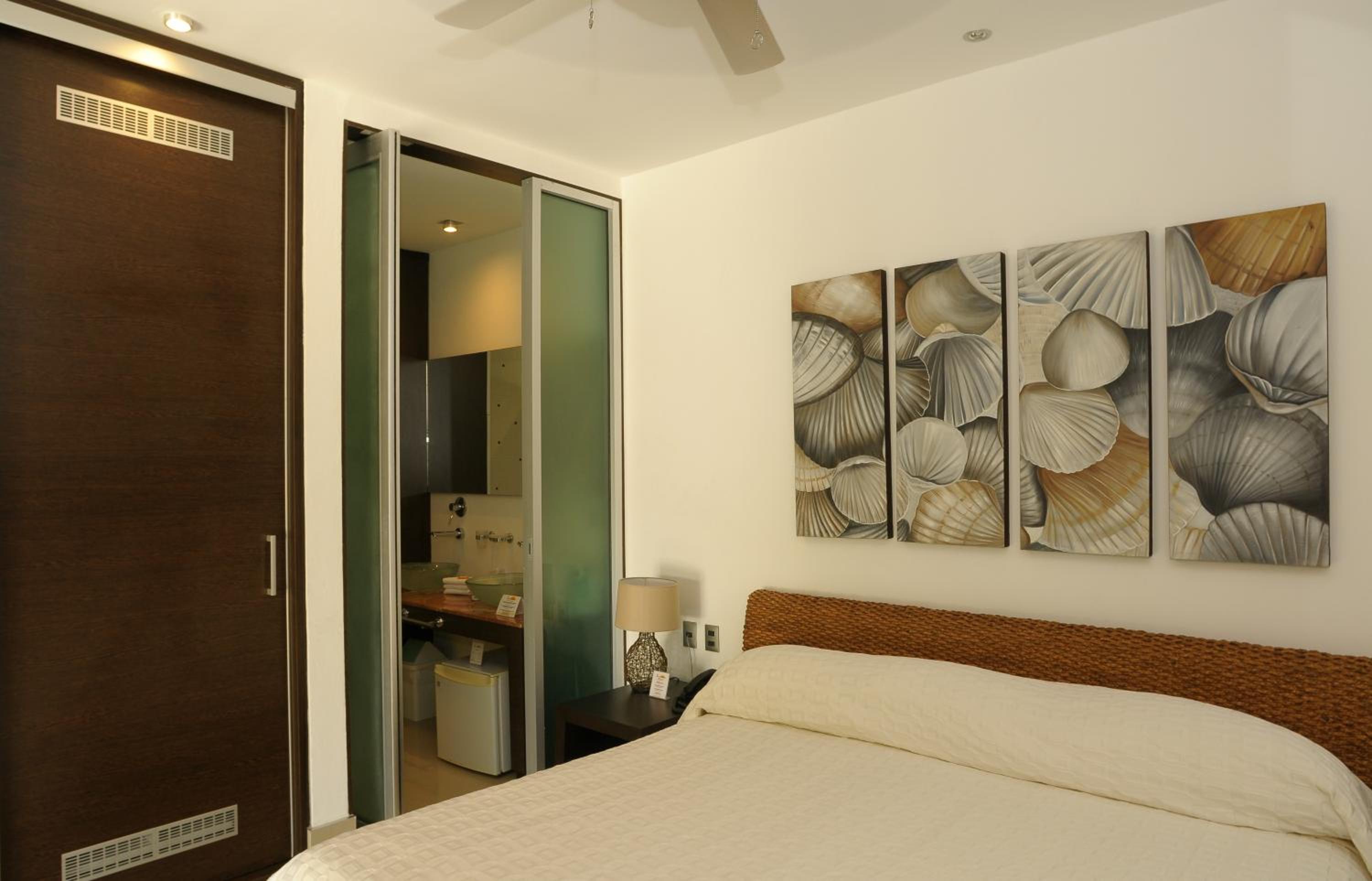 Deluxe Double Room with Balcony - Photo 5