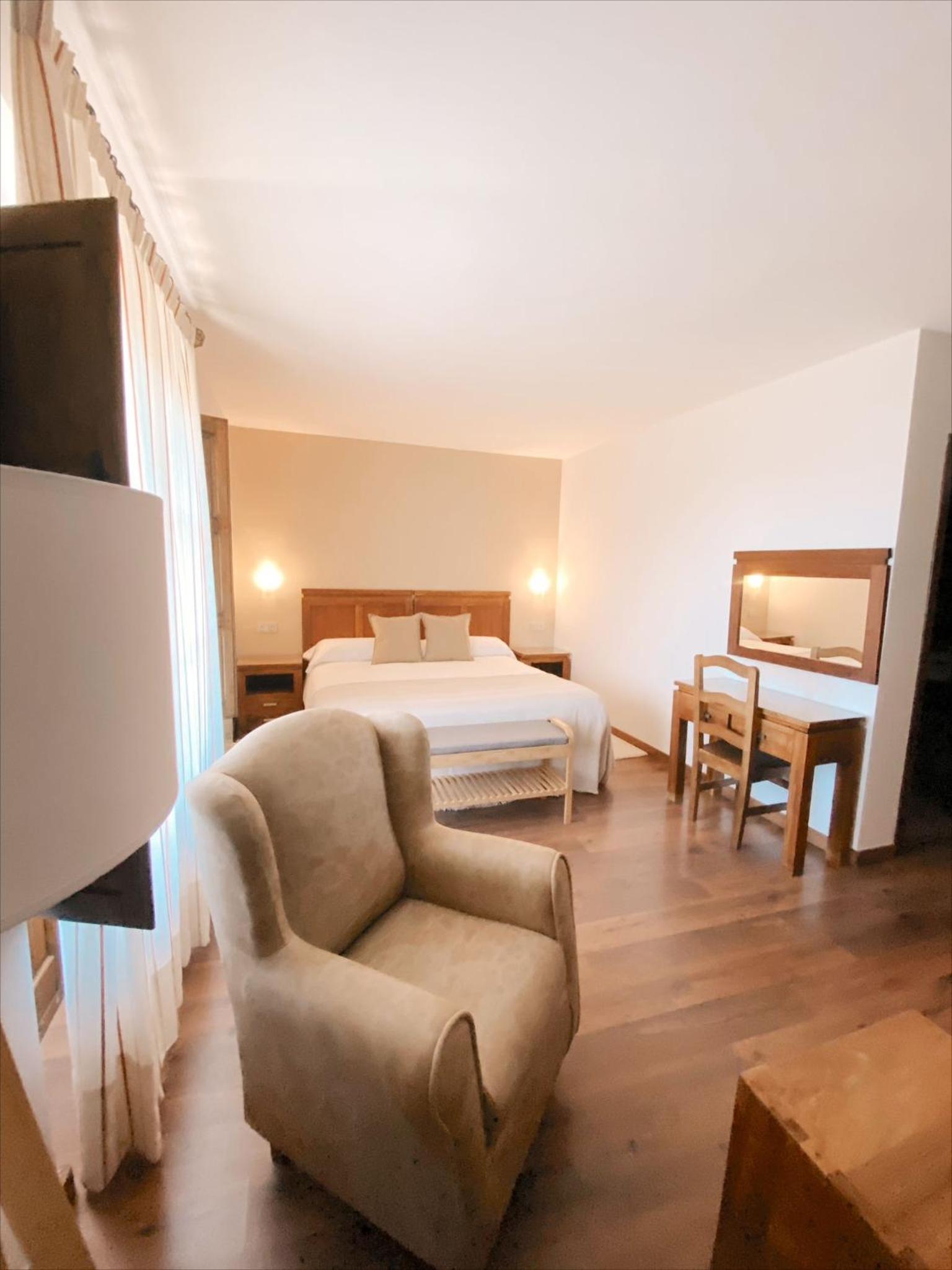 Habitación Doble con Bañera de Hidromasaje y Vistas al Jardín