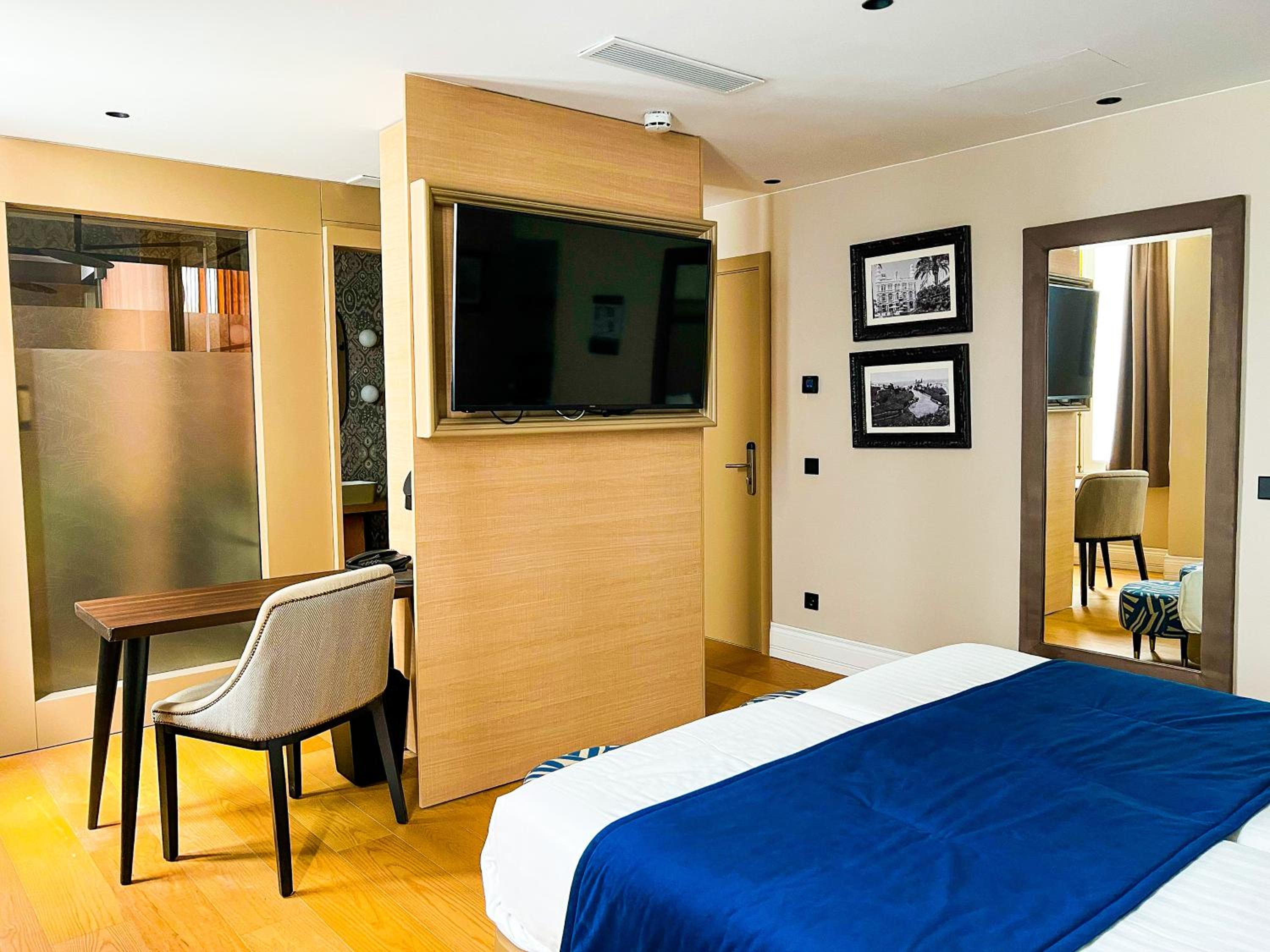 Double Room thumbnail 5