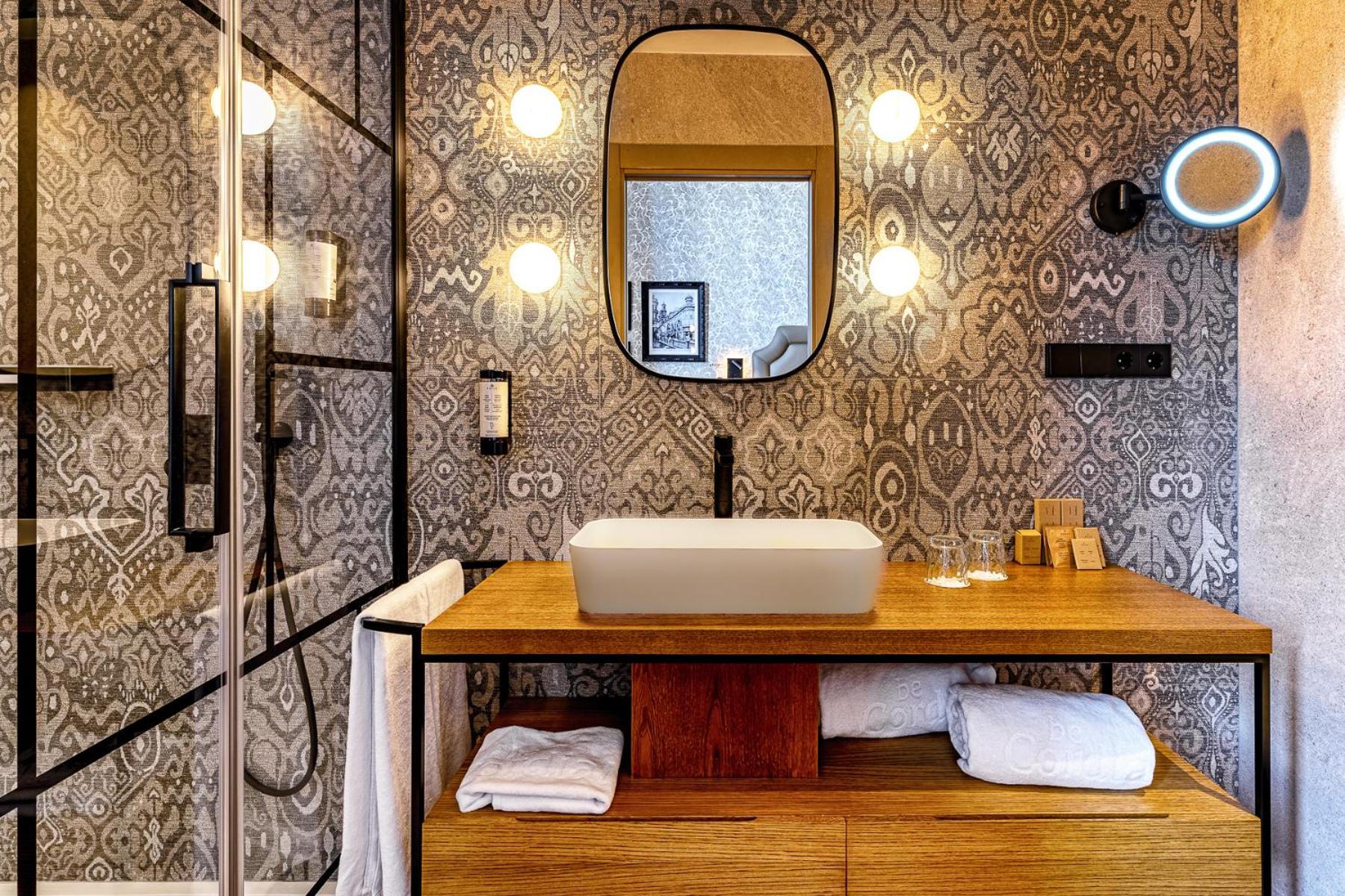 Deluxe Room thumbnail 6