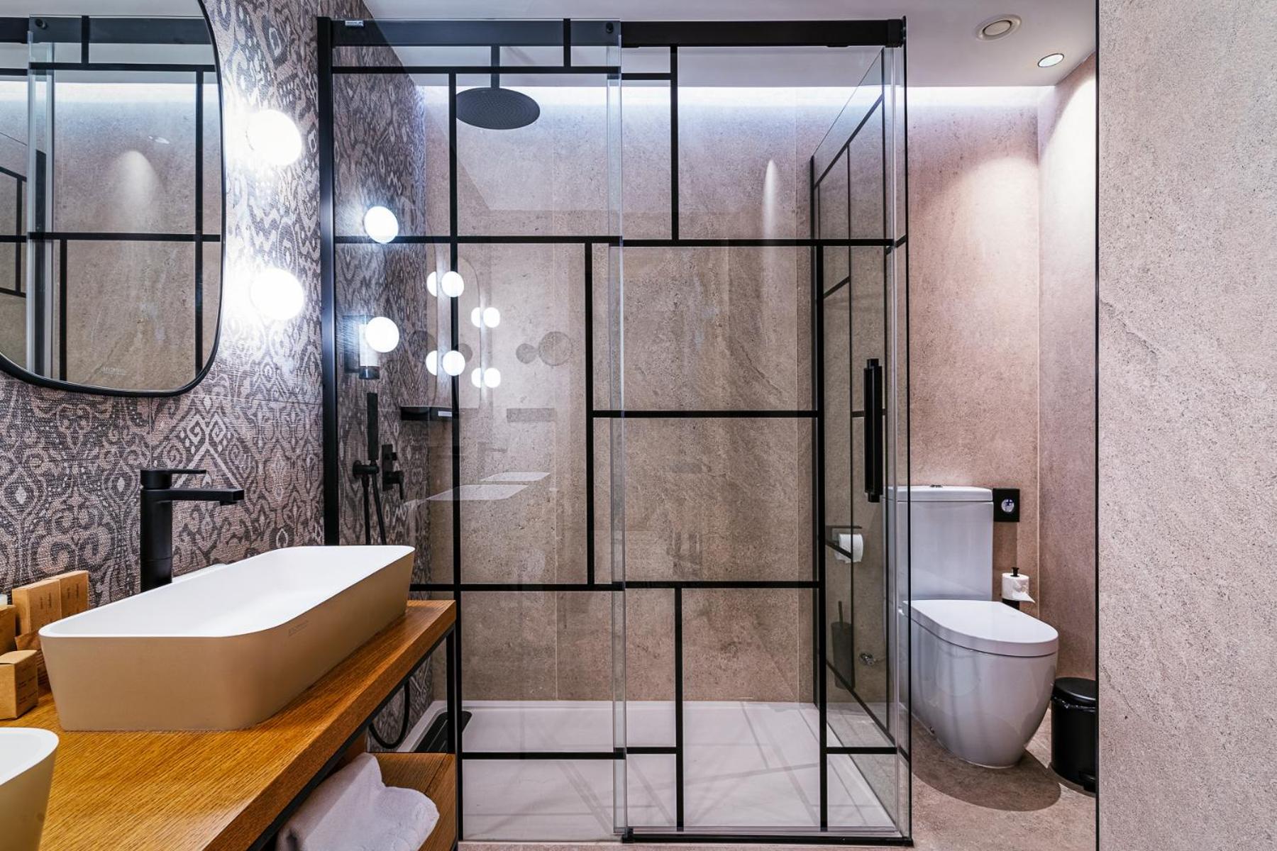 Executive Double Room thumbnail 6