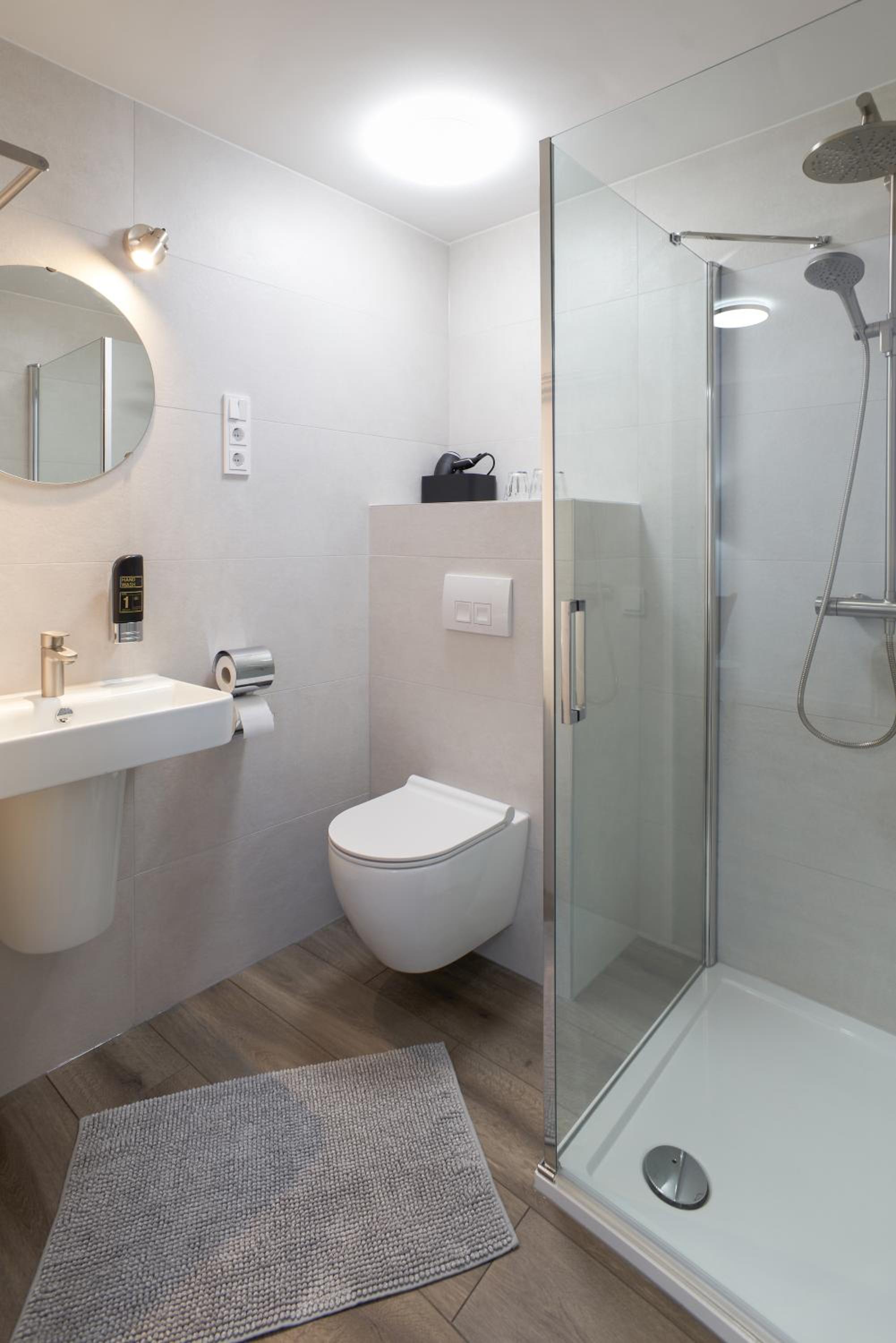 Deluxe King Room - Photo 8