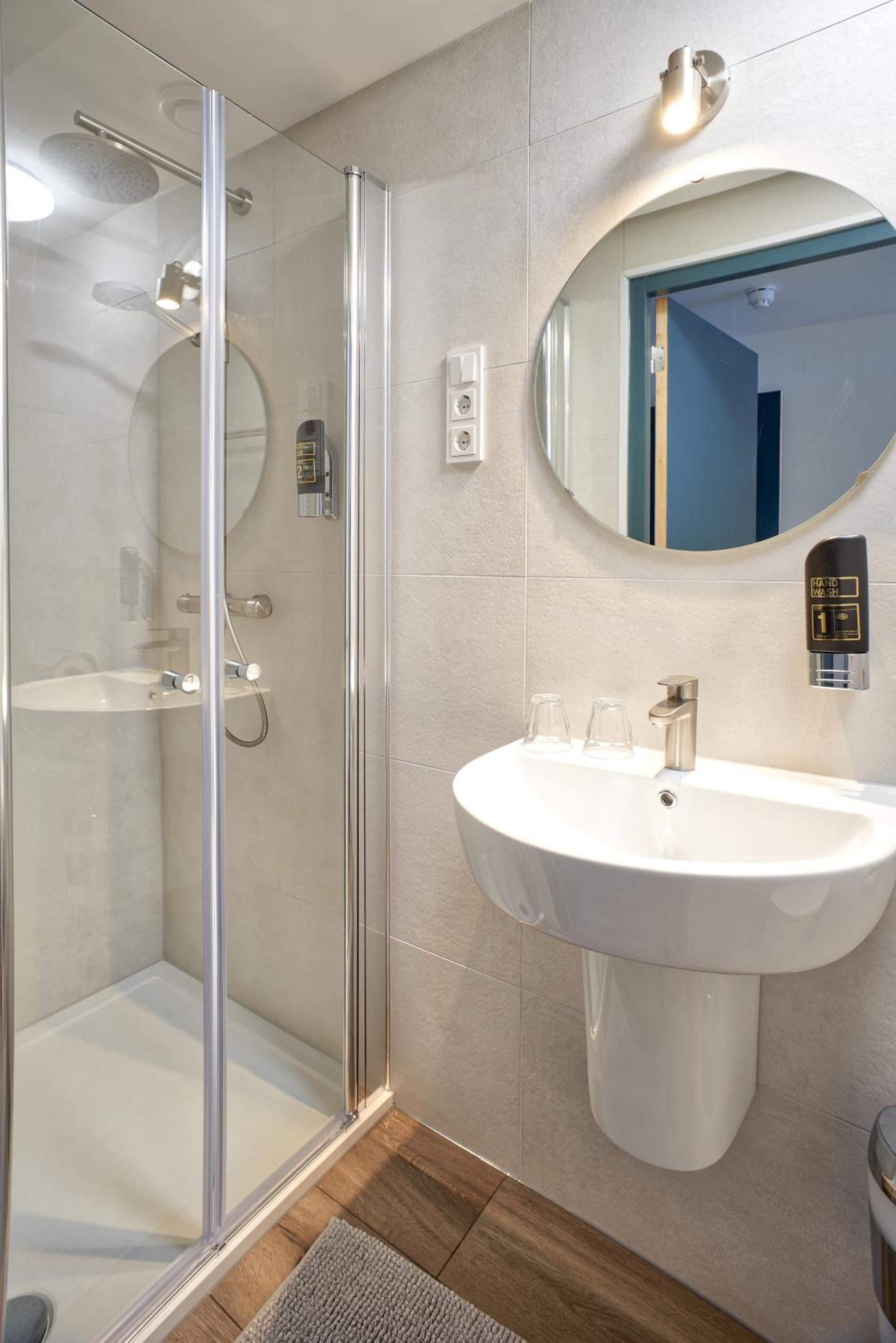 Budget Double Room - Photo 5