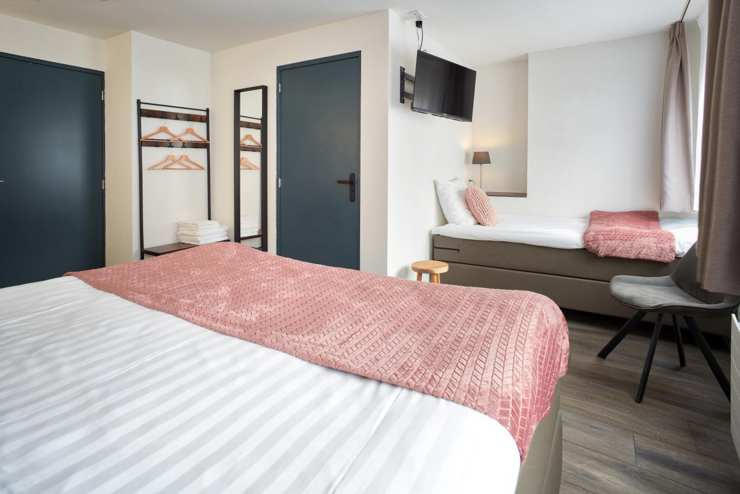 Deluxe King Room - Photo 9