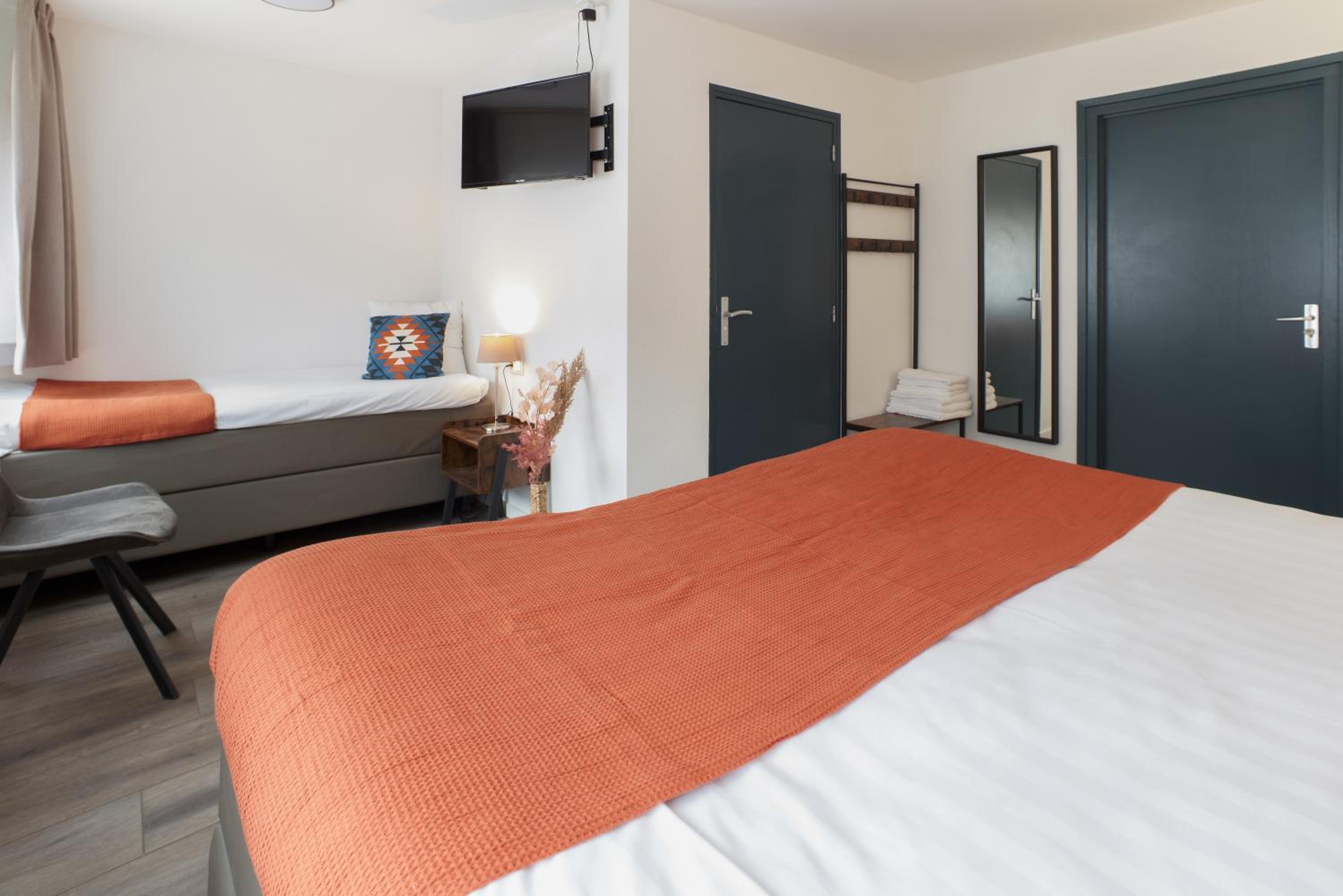 Deluxe King Room - Photo 10