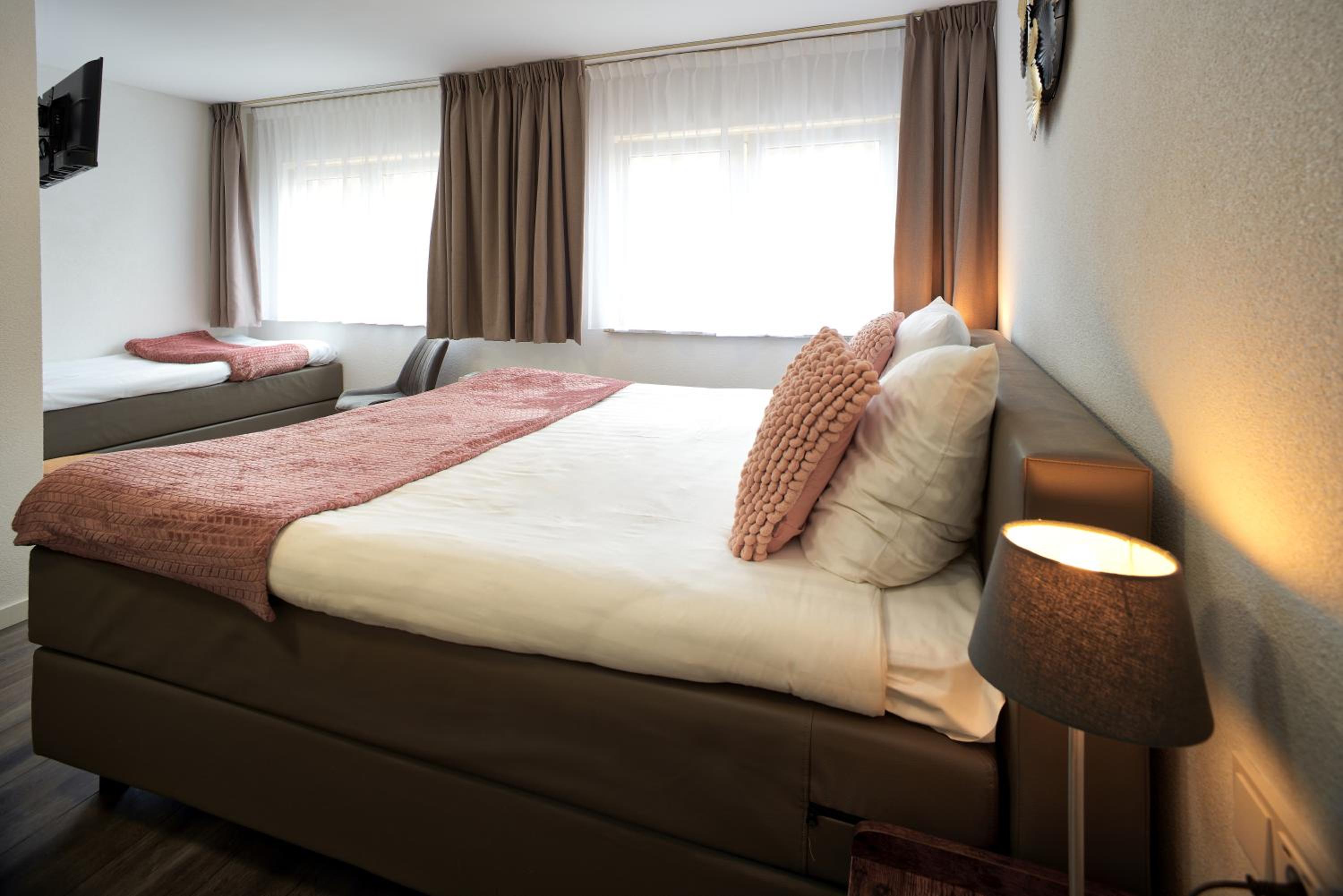 Deluxe King Room - Photo 11