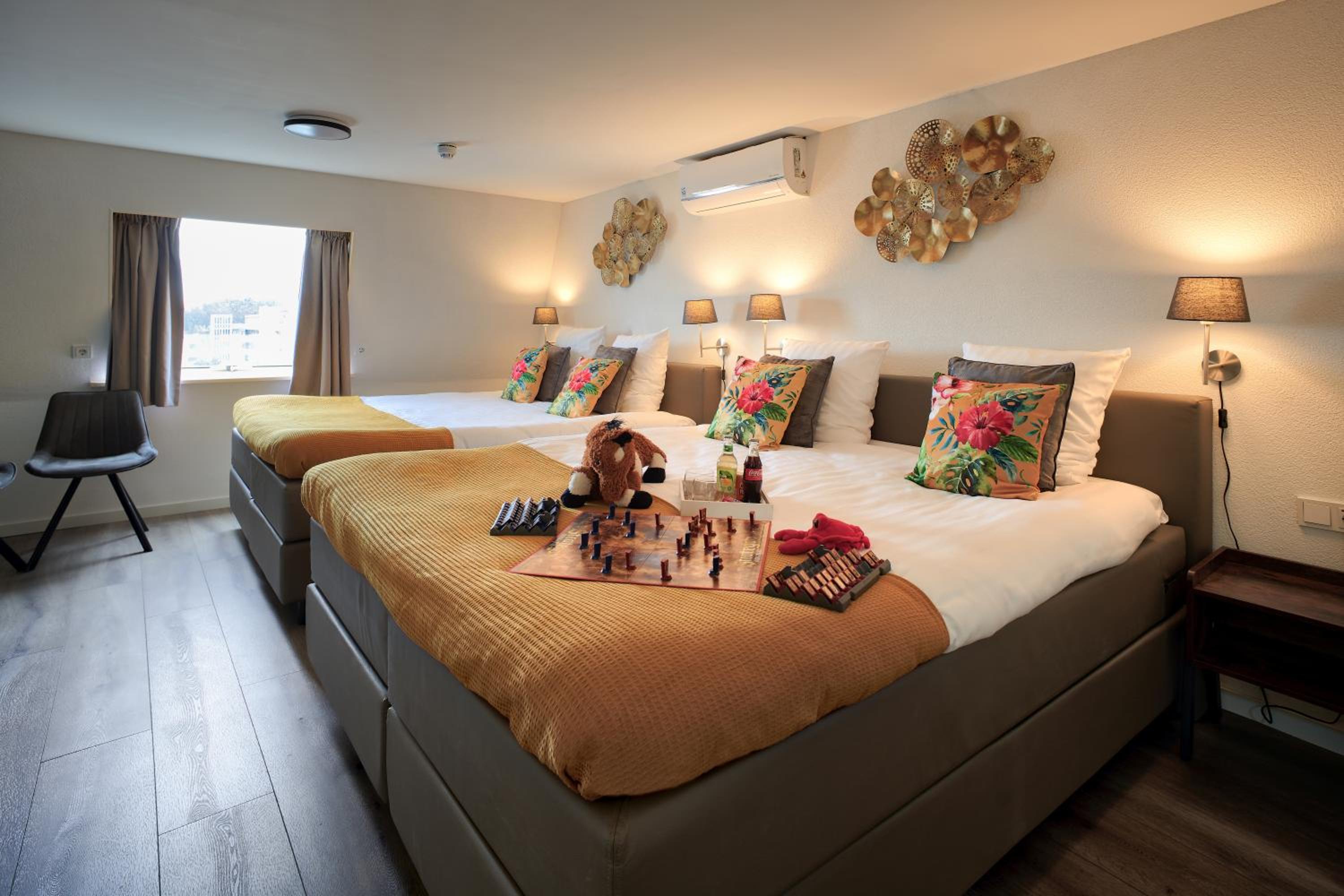 Deluxe Family Room - Photo 2