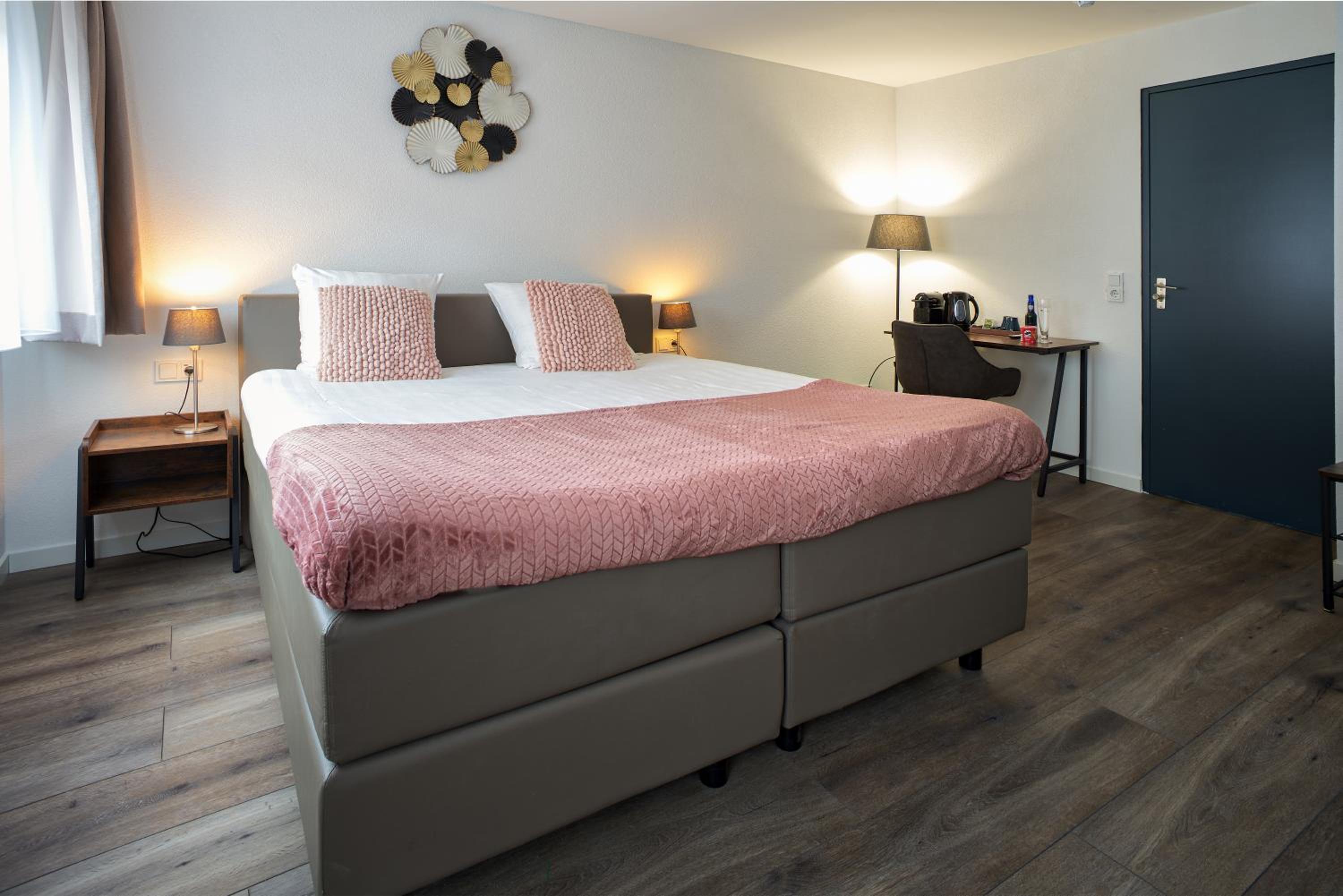 Deluxe King Room - Photo 3