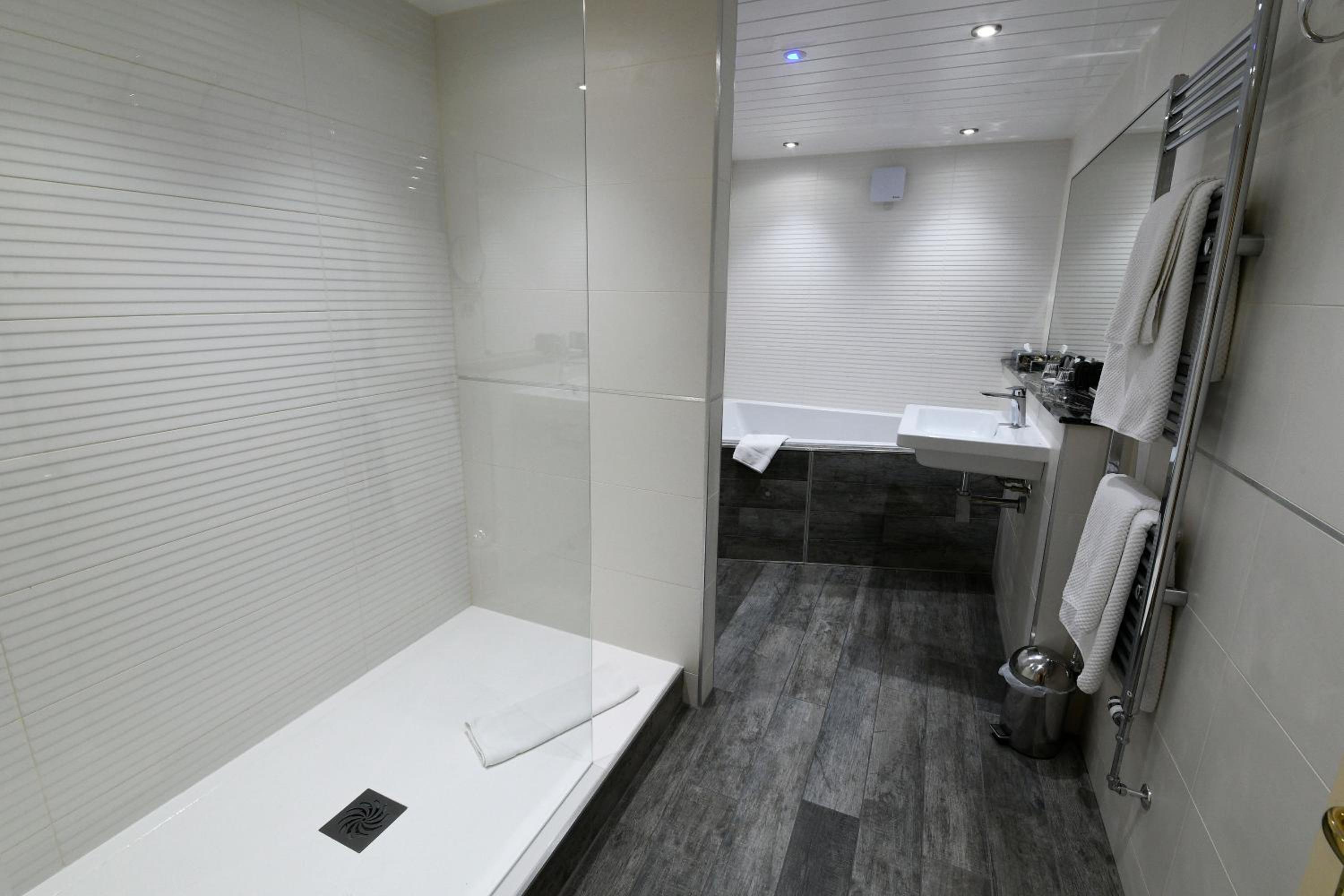 Junior Suite - Non-Smoking - Photo 11