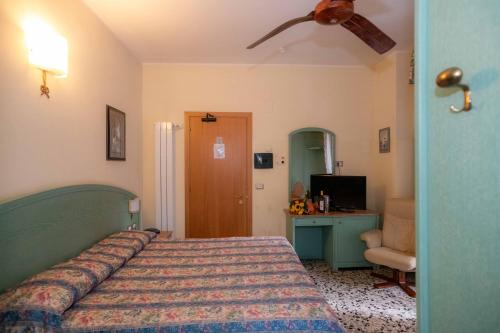 Standard Double or Twin Room photo 3