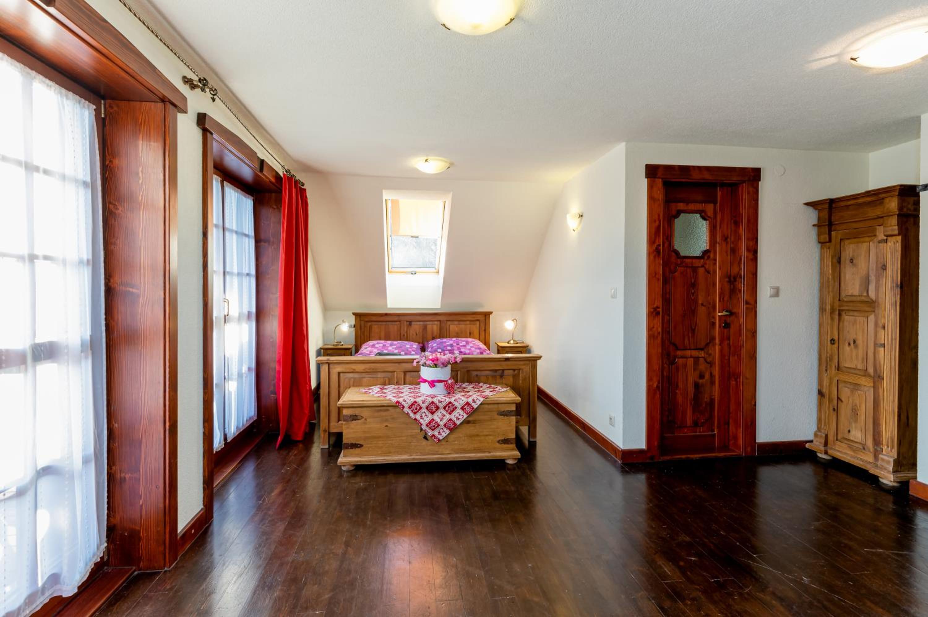 Large Double Room - Photo 3